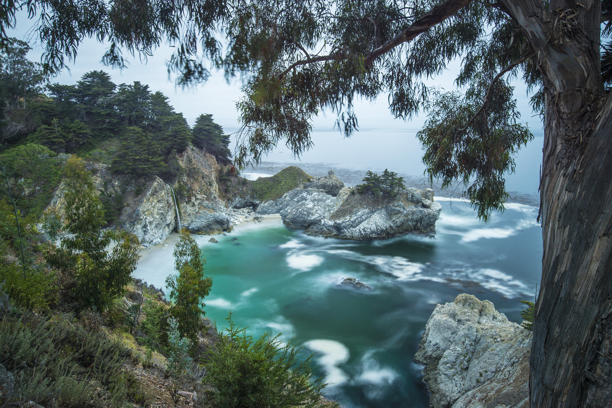 водопад море скалы