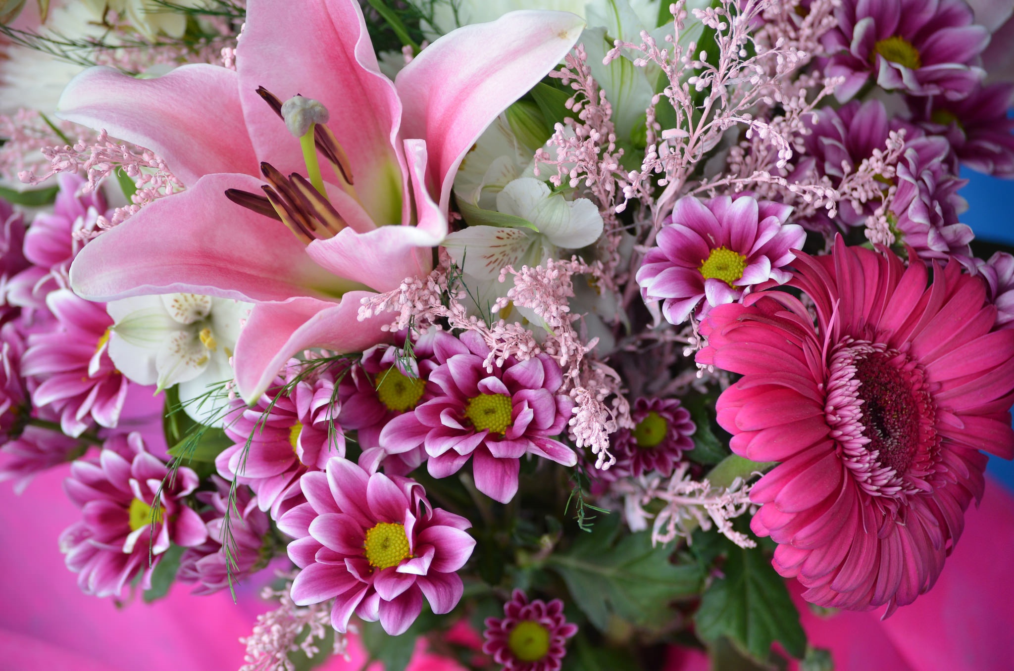 Красивые открытки поздравляем с цветами. Хризантема Лилия Пинк. Красивый букет. Шикарные цветы. Открытки с цветами красивые.