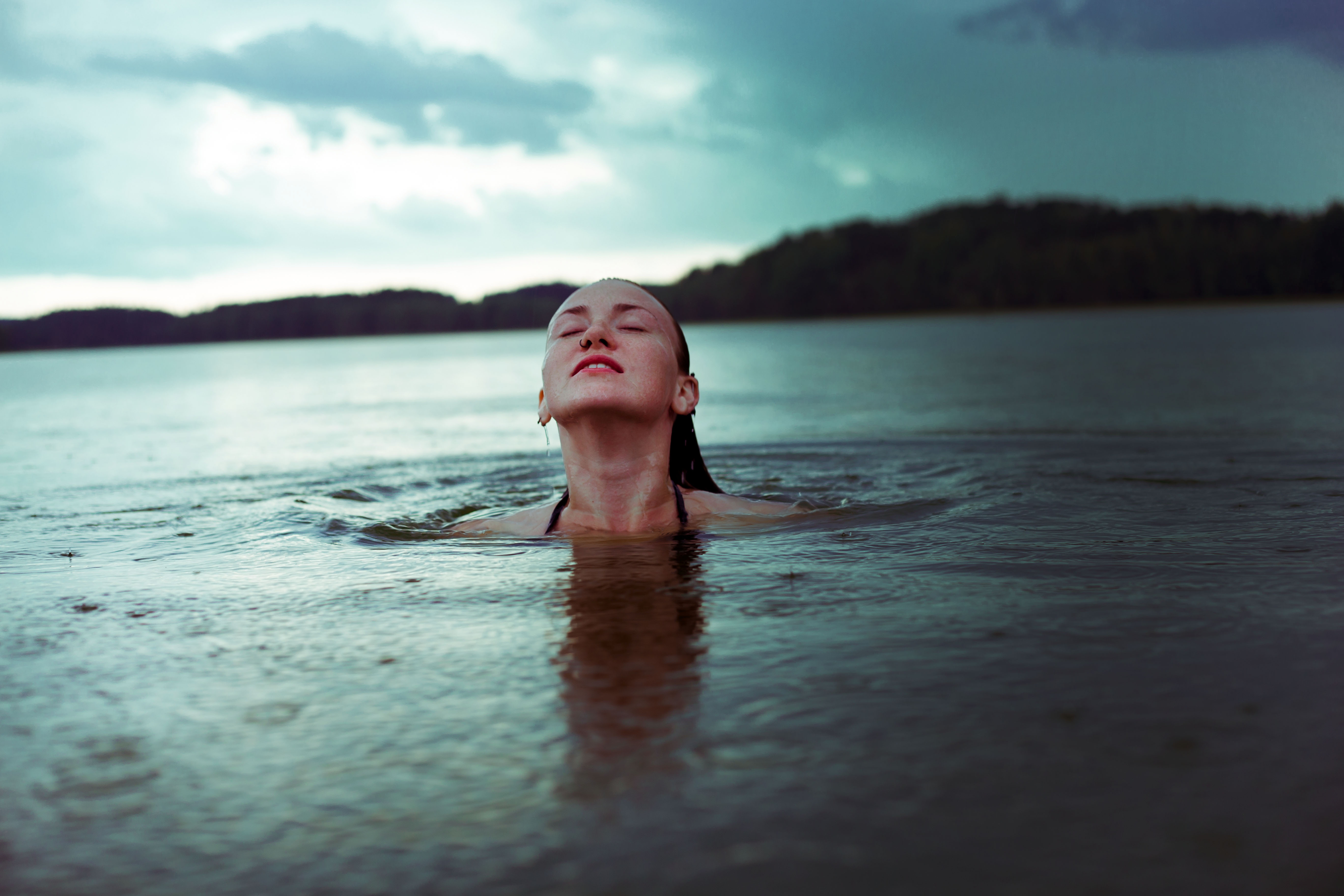 Купание во сне. Девушки на озере. Девушки купаются в озере. Фотосессия в воде. Фотосессия на озере.