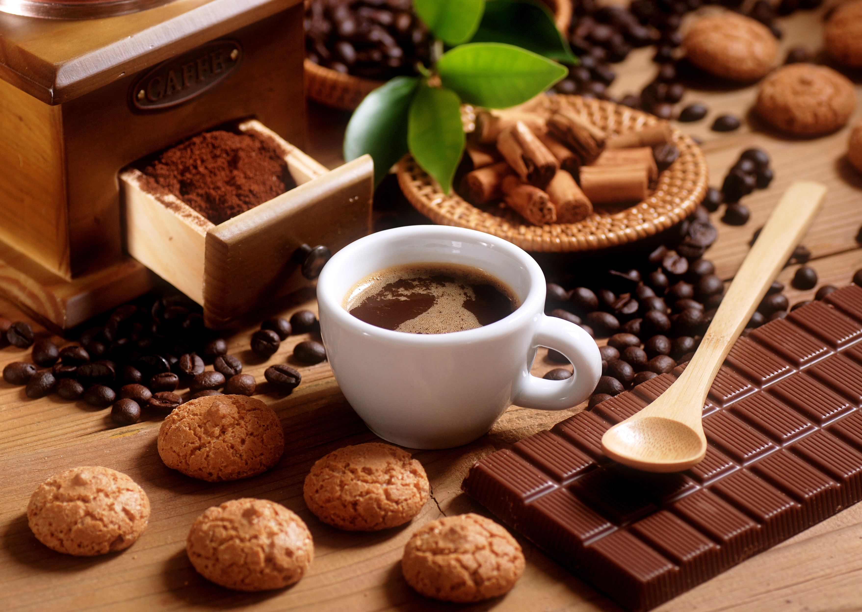 Coffee i chocolate. Красивый кофе. Кофе и шоколад. Заставка на рабочий стол кофе. Кофе с конфетами.