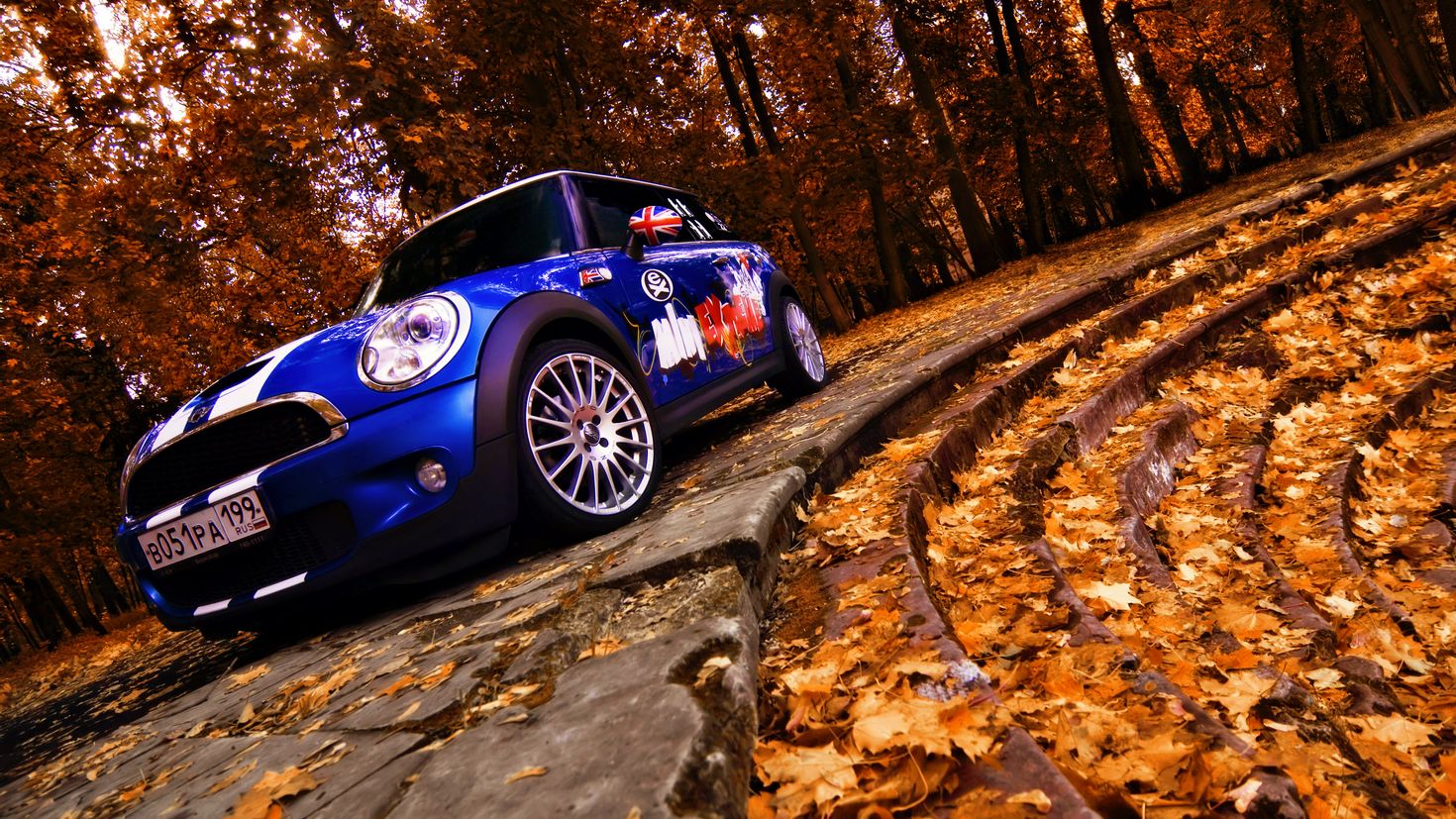 Мини осень. Мини Купер. Mini Cooper autumn. Mini Cooper обои. Машина осенью.