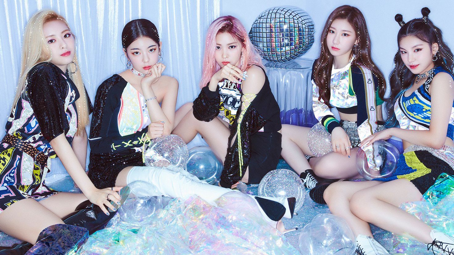 None of my business itzy. Итзи Айси. Itzy Icy обложка. Itzy плакат. Itzy Icy album.