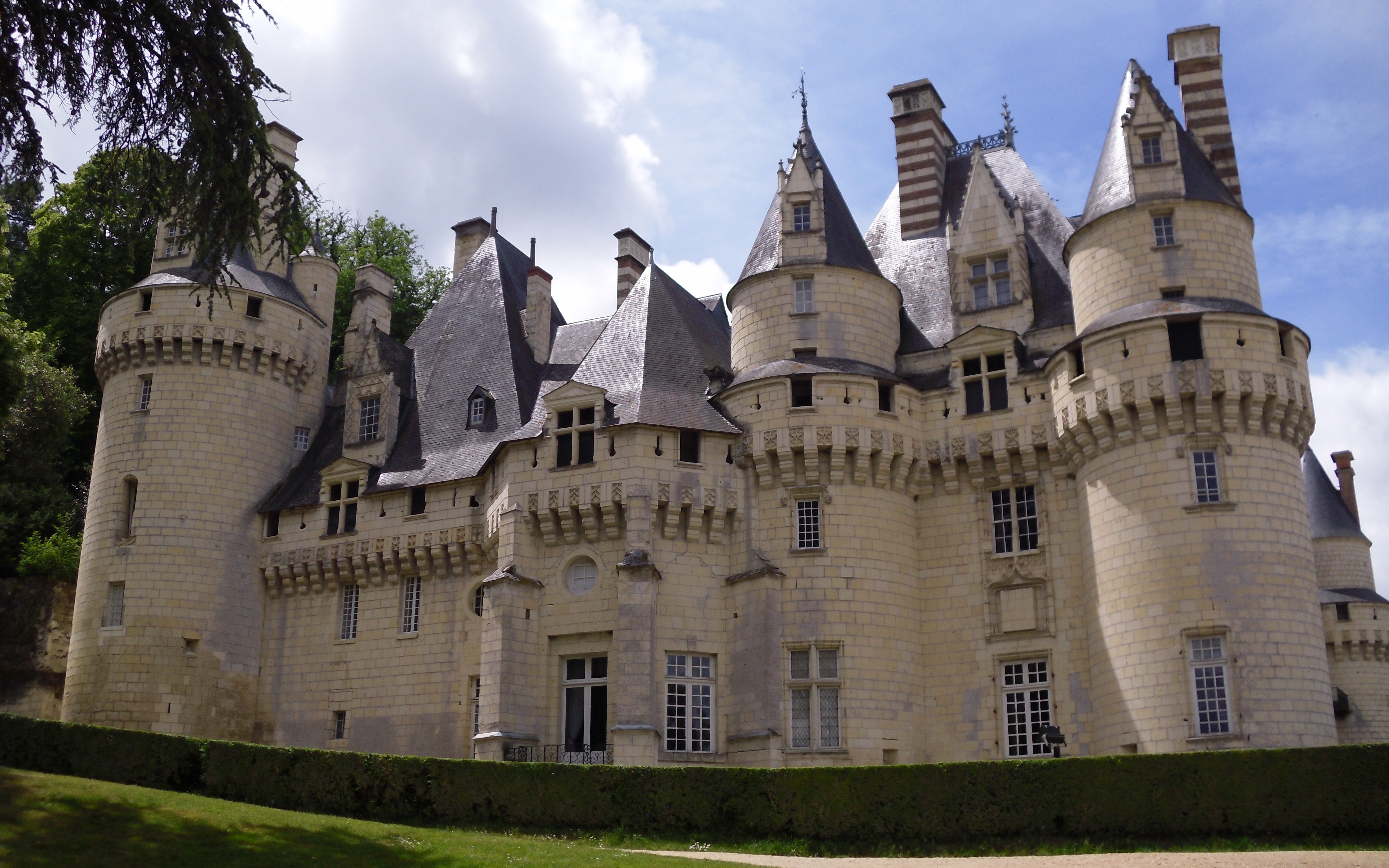 Castle r. Замок Розье Шарля Перро. Луара замок трех Королев. Дом Шарля Перро. Французский замок Ардикур.