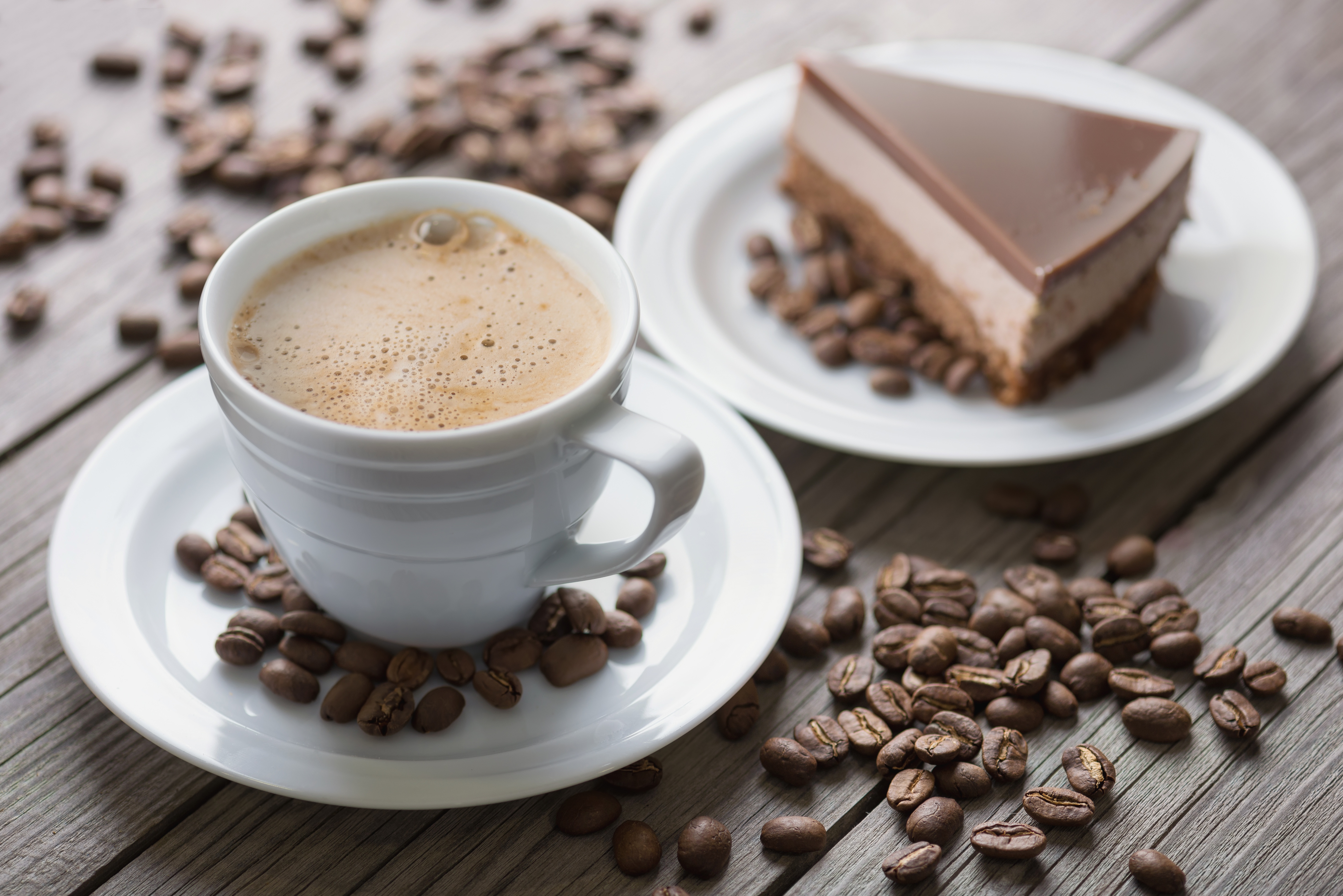 Кофе картинки. Кофе и пирожное. Кофе с молоком. Чашка кофе и десерт. "На чашечку кофе…?!".
