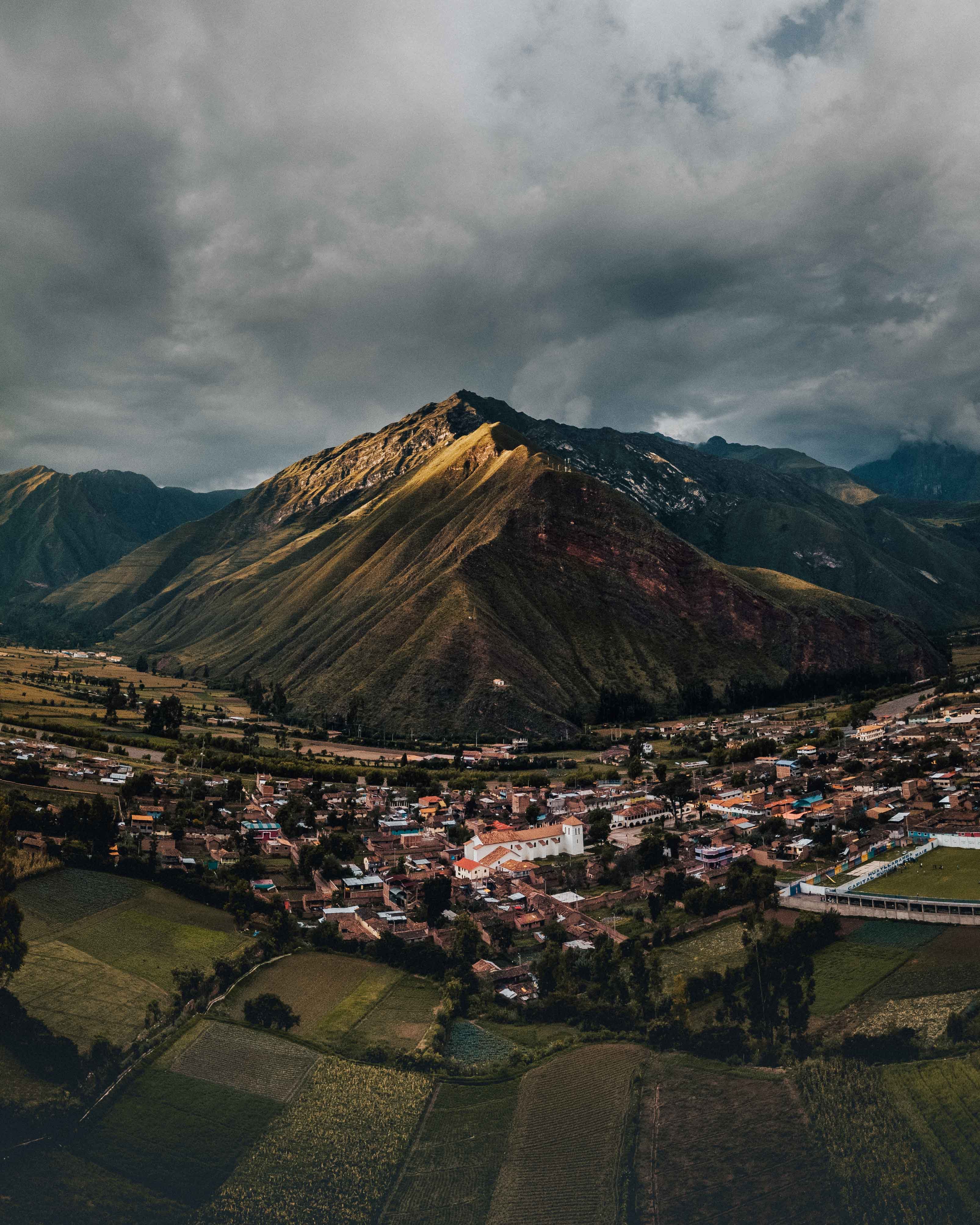 Handy-Wallpaper Natur, Mountains, Dorf, Peru kostenlos herunterladen.