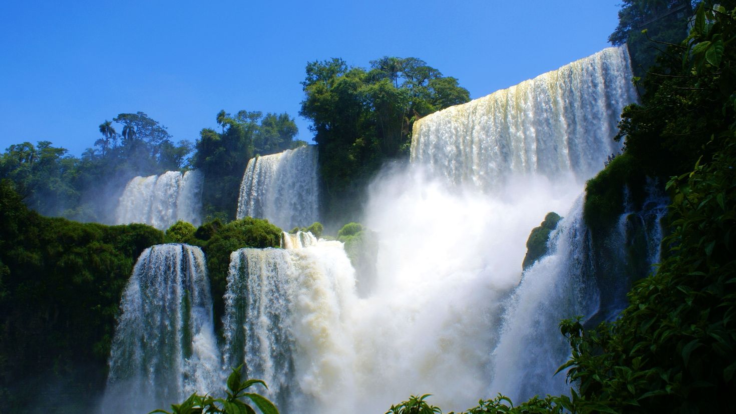 Картинки беспла. Водопад Фуиписиа. Мадагаскар водопад. Водопад Нгалиема. Водопад Хенгьанефоссен.