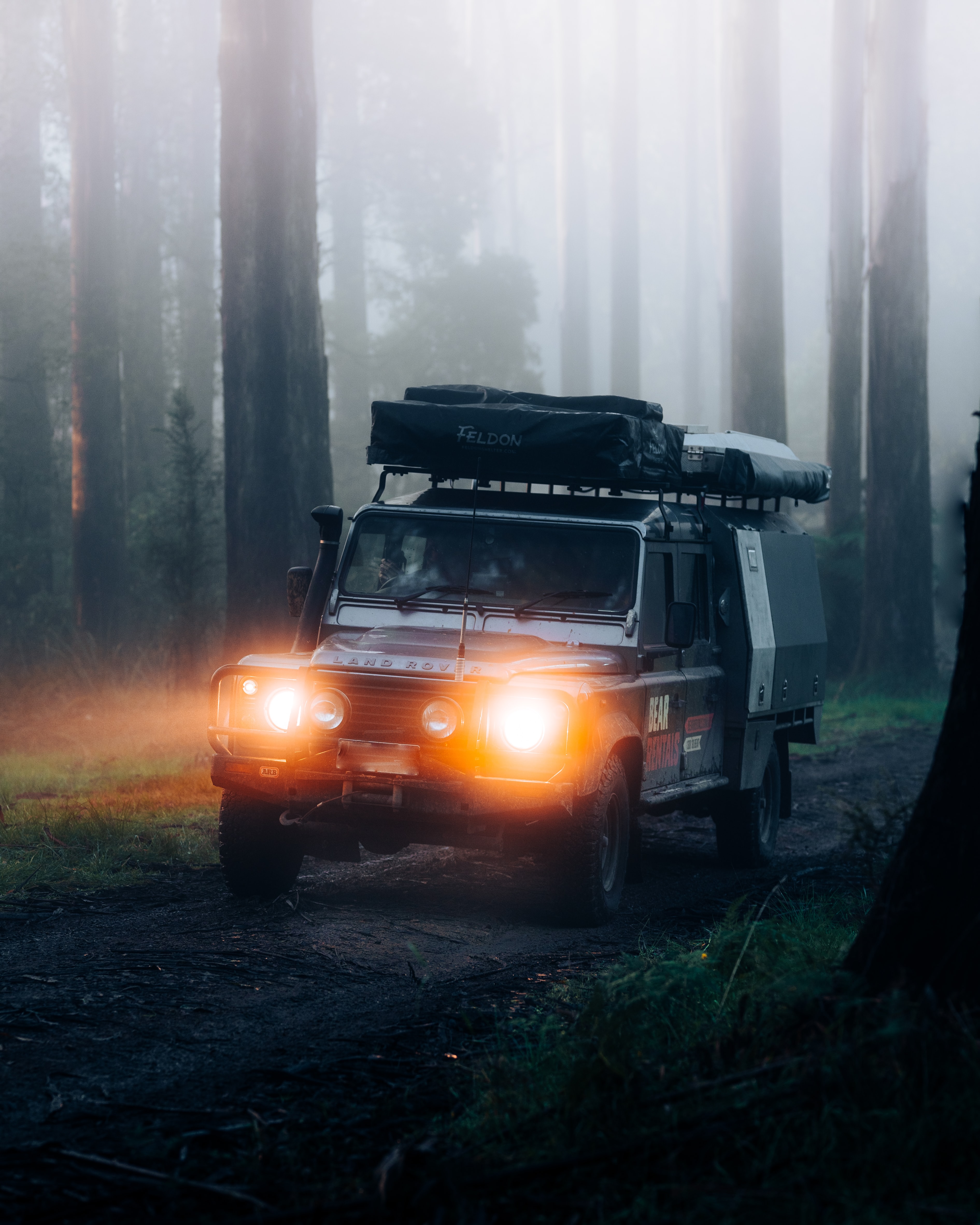 Завантажити шпалери Land Rover Захисник на телефон безкоштовно