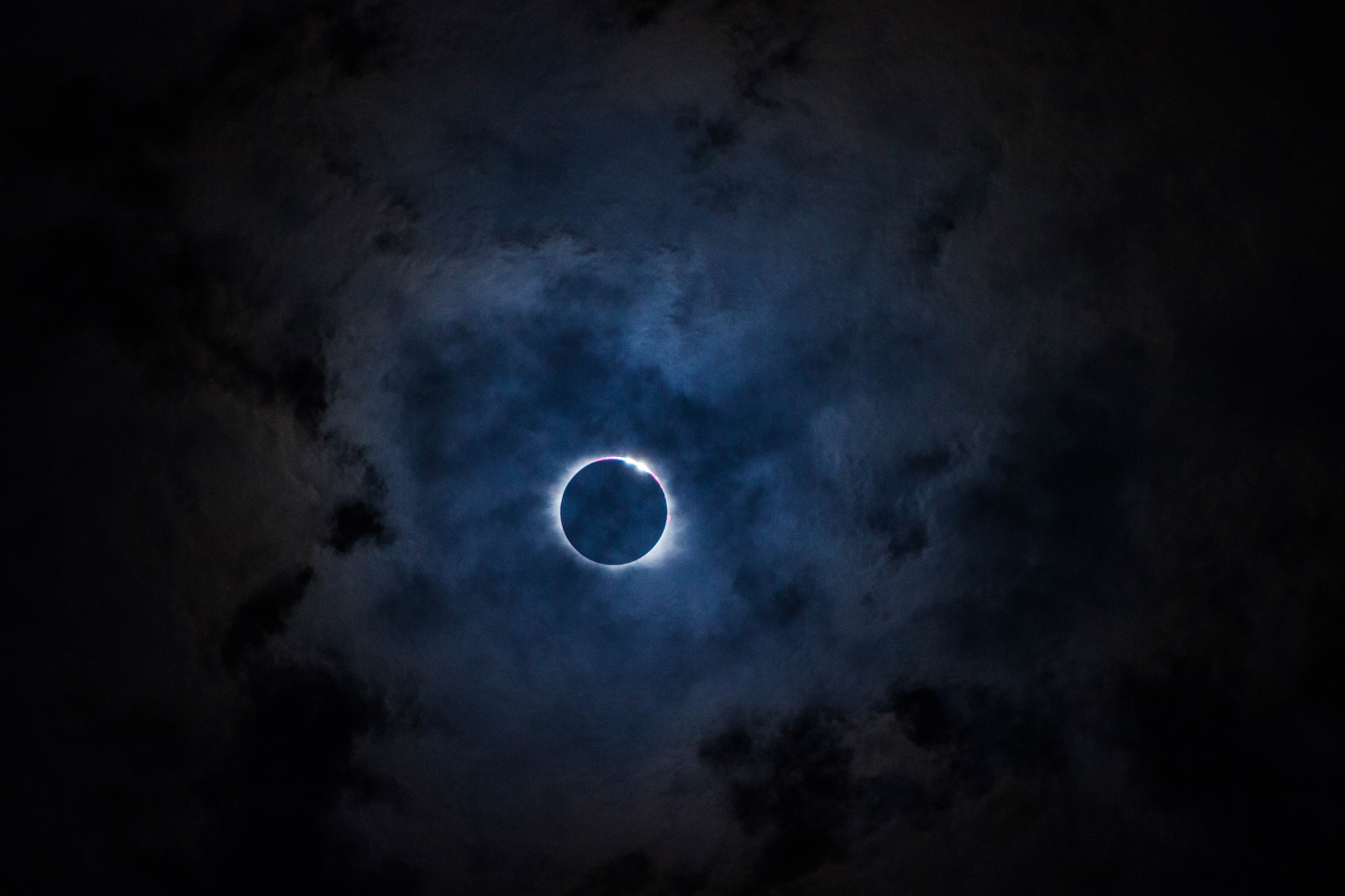 157802 Hintergrundbild herunterladen sky, dunkel, clouds, mond, finsternis, eclipse - Bildschirmschoner und Bilder kostenlos