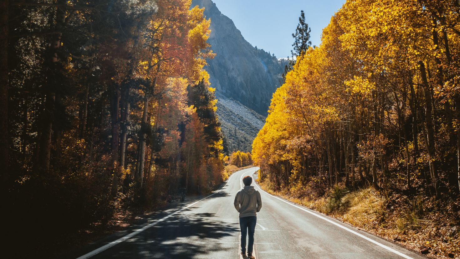 Выхожу первая на дорогу. Осенняя дорога. Человек идет по дороге. Осенняя дорога в горах. Человек на дороге.