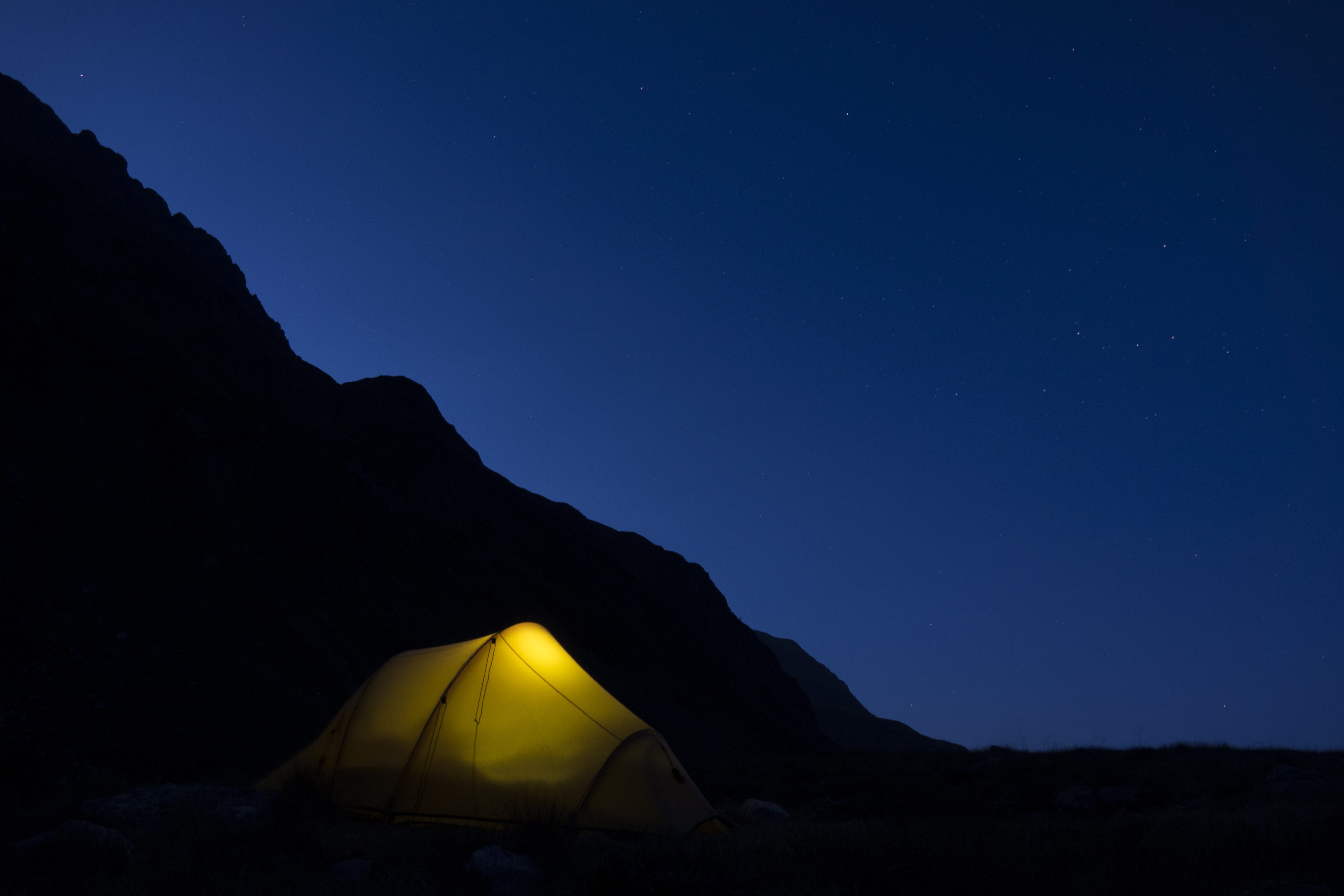 Handy-Wallpaper Mountains, Zelt, Camping, Campingplatz, Dunkelheit, Übernachtung, Dunkel kostenlos herunterladen.