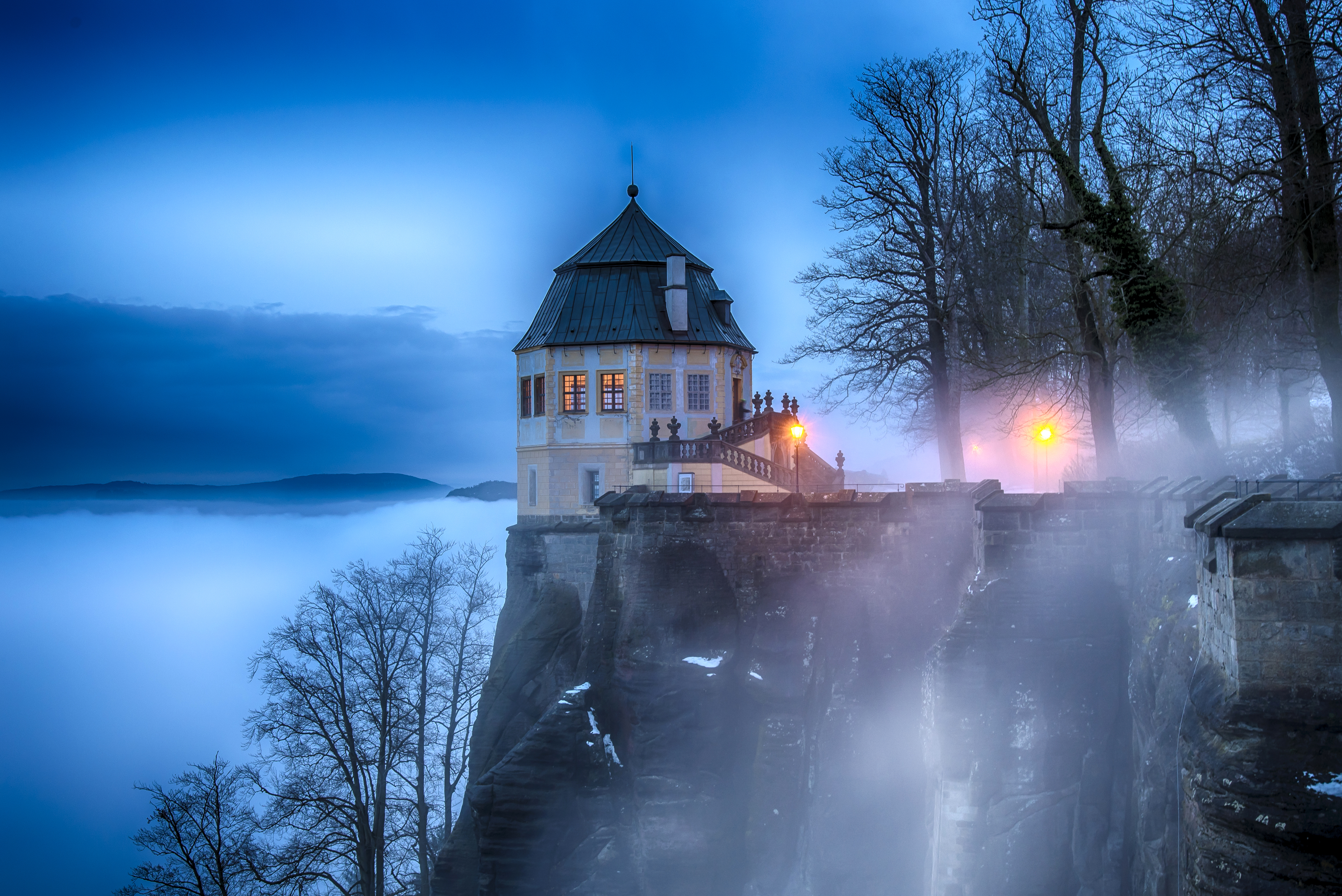 1525365 завантажити шпалери створено людиною, замок, туман, фортеця, фортеця кенігштайн, швейцарія, замки - заставки і картинки безкоштовно
