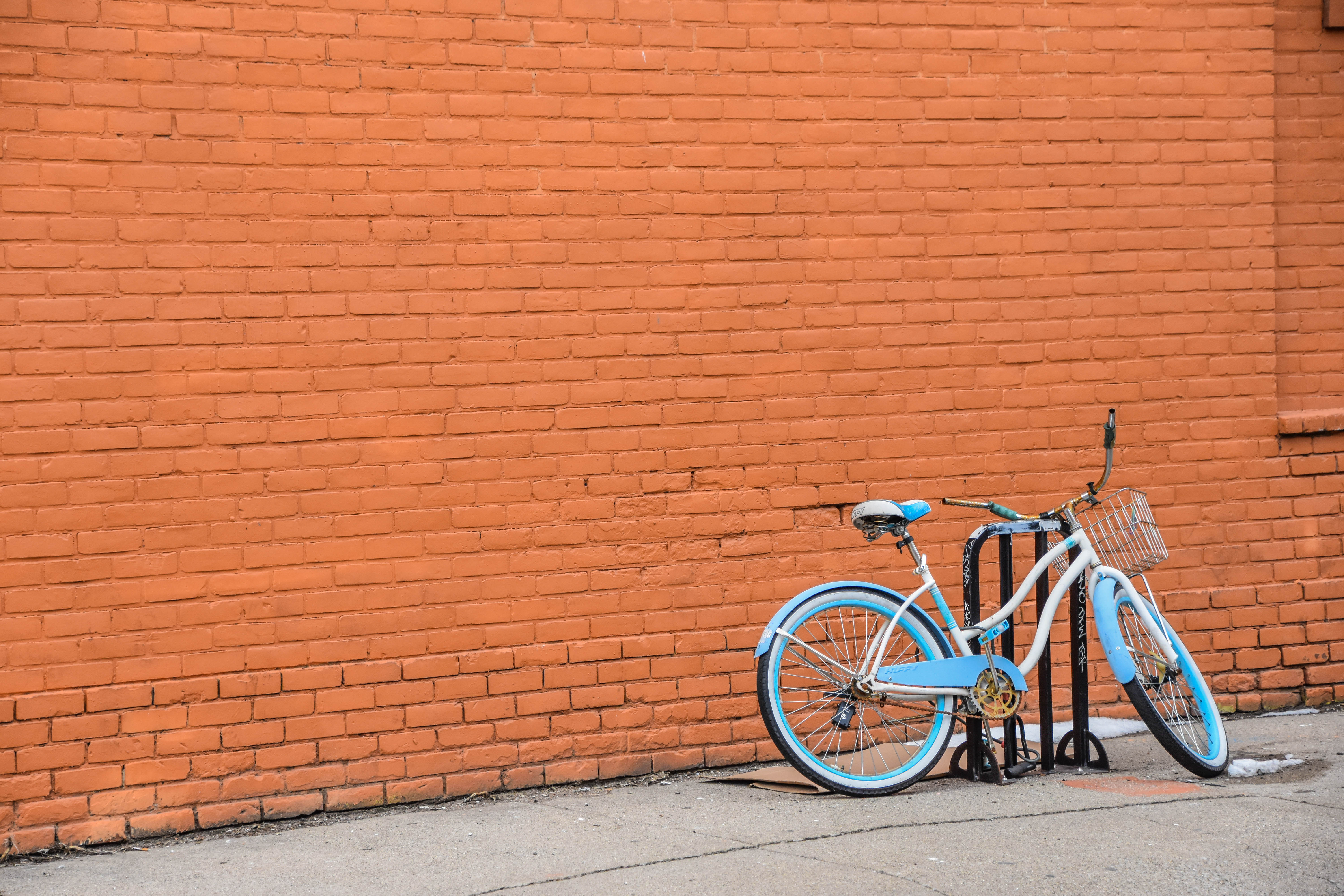 102680 скачать обои велосипед, разное, стена, стоянка - заставки и картинки бесплатно