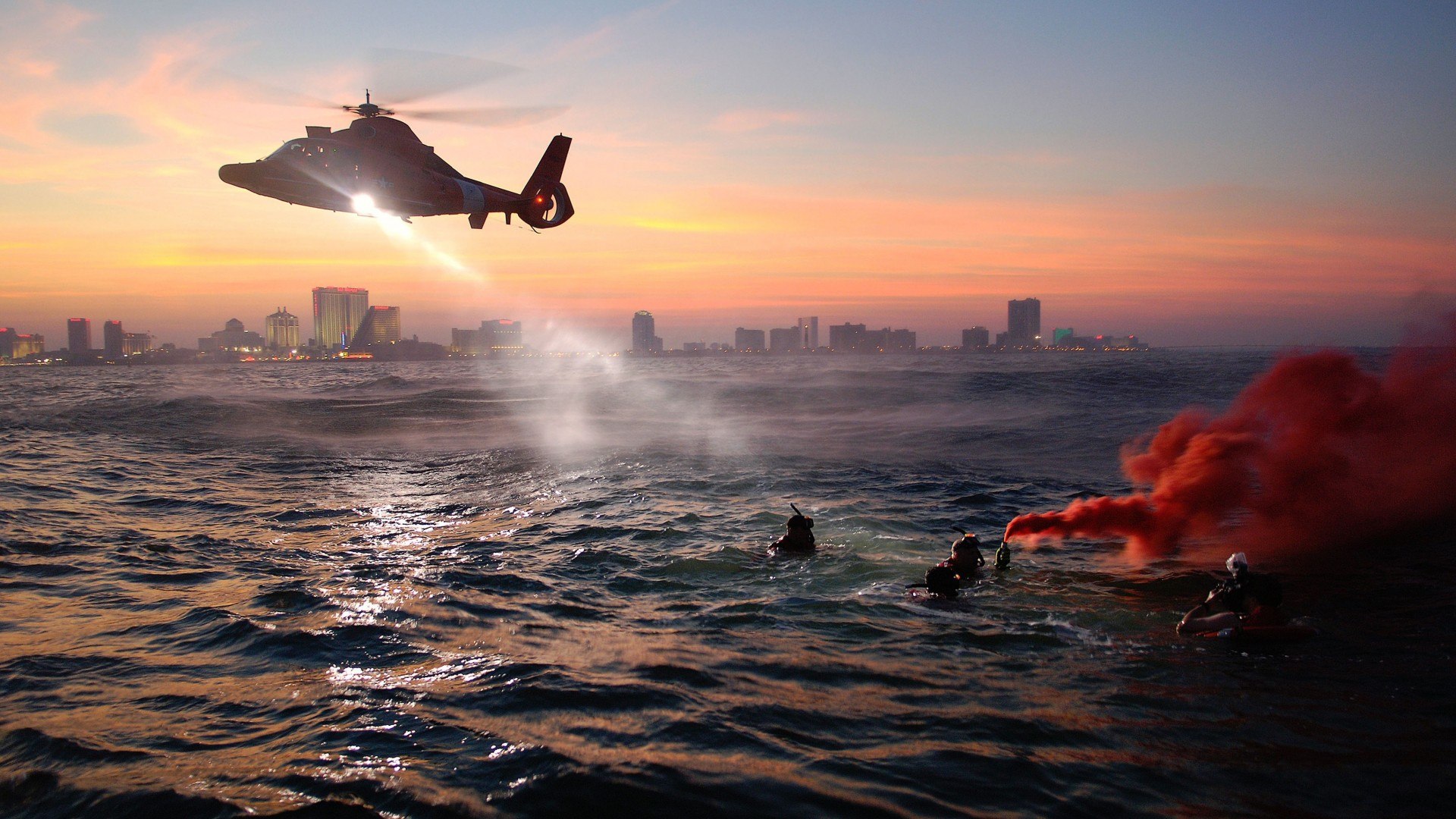 Спасательная операция на воде с вертолета