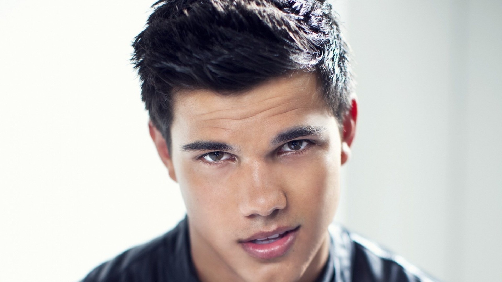  Taylor Lautner Cellphone FHD pic