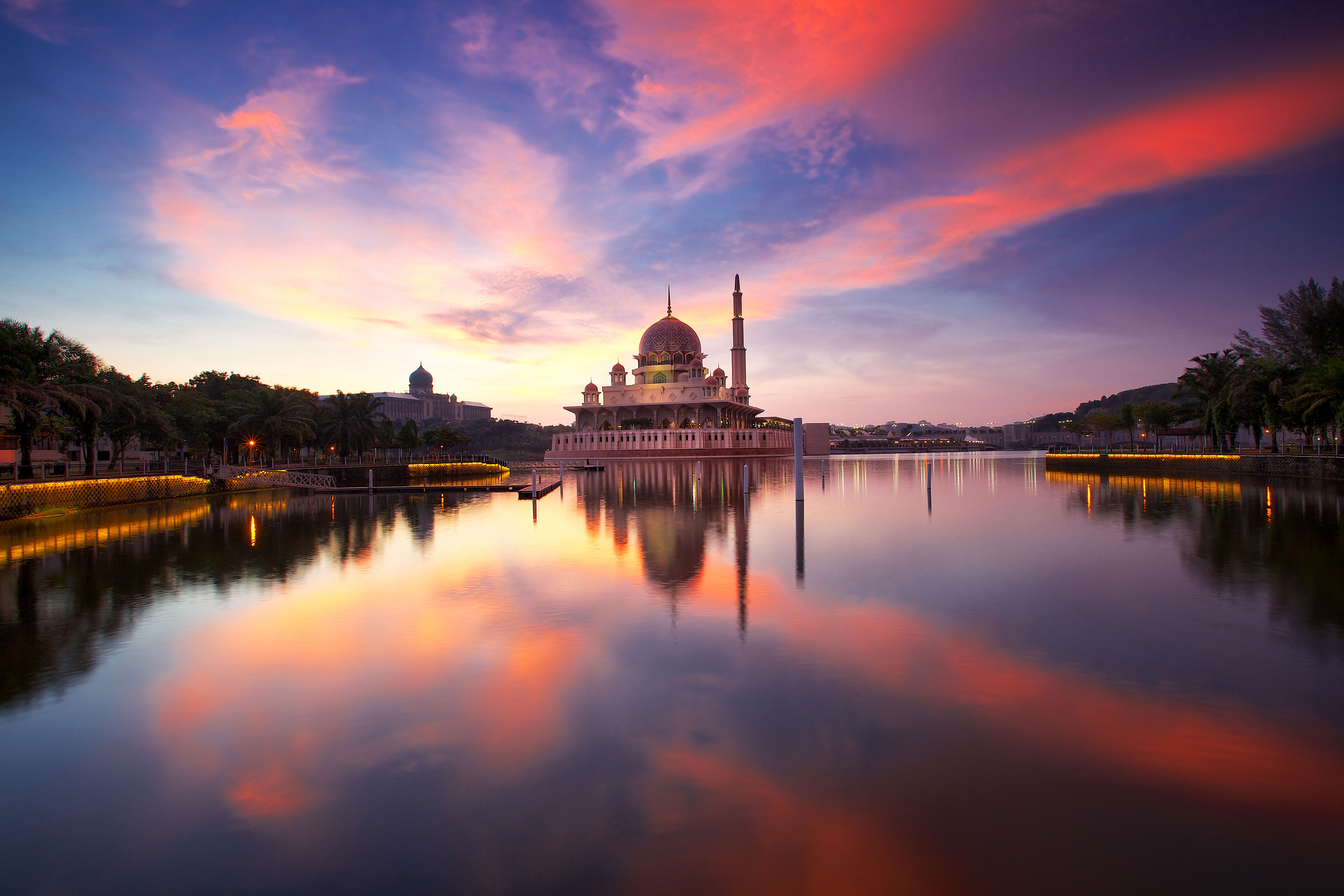 Восточная малайзия. Мечеть Путра Малайзия. Мечеть Вакиль, город Шираз, Иран.