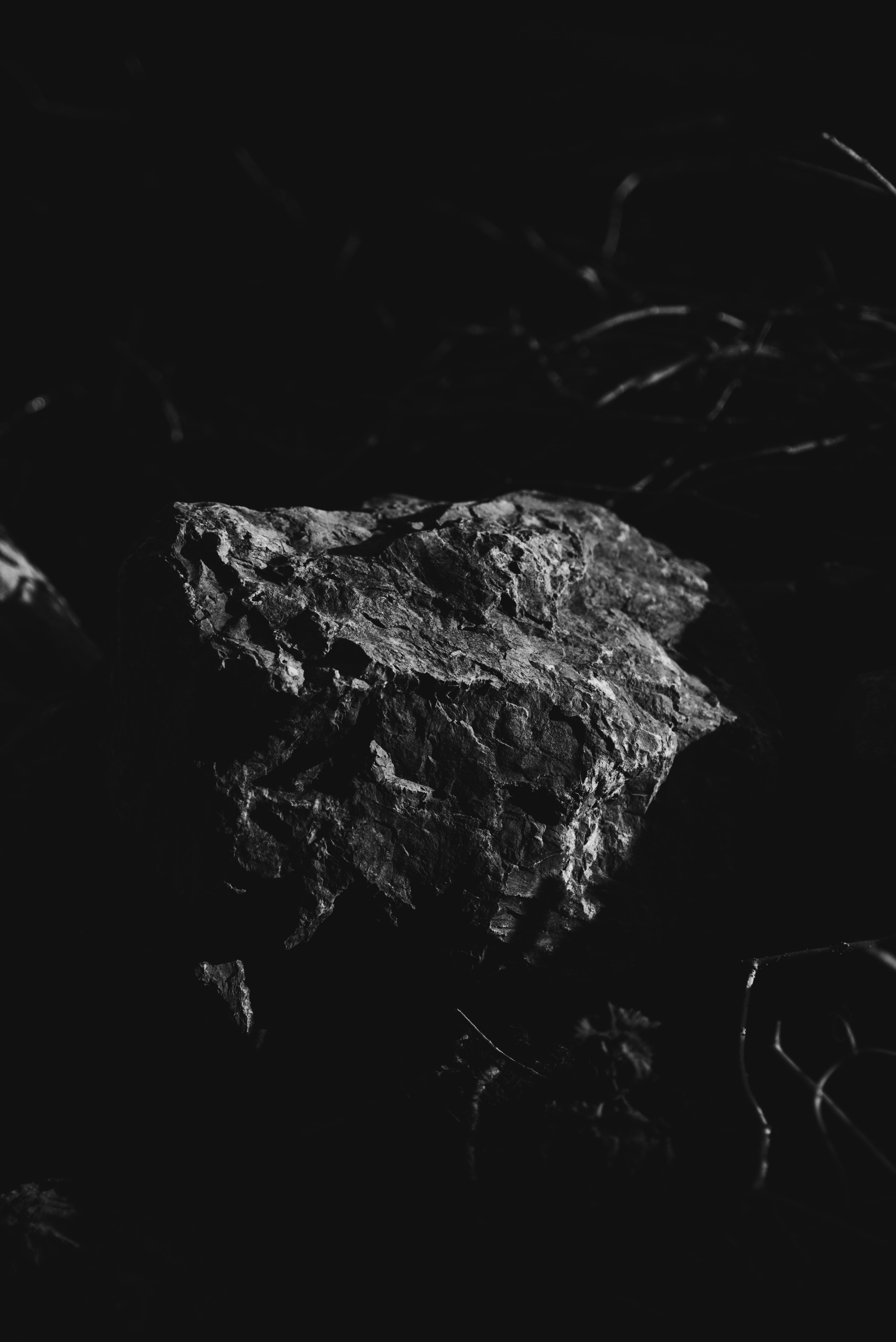 140618 descargar fondo de pantalla negro, piedra, bw, chb, una roca, bulto, terrón: protectores de pantalla e imágenes gratis