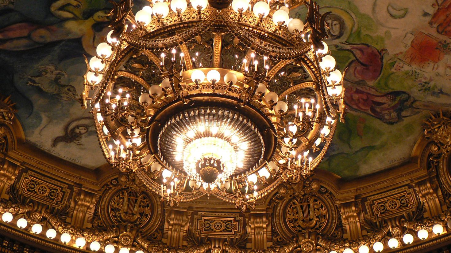 Хрусталиков на люстре в зале исторической сцены. Золотая люстра театр. The Chandelier of the Bolshoi Theatre. Люстра Золотая универсалфилм.