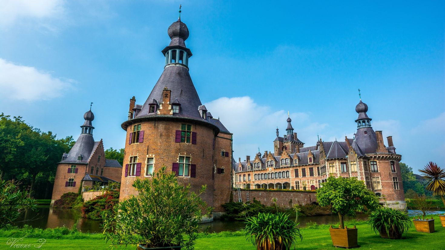 Обои на стол замки. Замок Ойдонк Бельгия. Замок Ван Ойдонк, Бельгия.. Шверин Германия дворец. Дейнзе Бельгия.