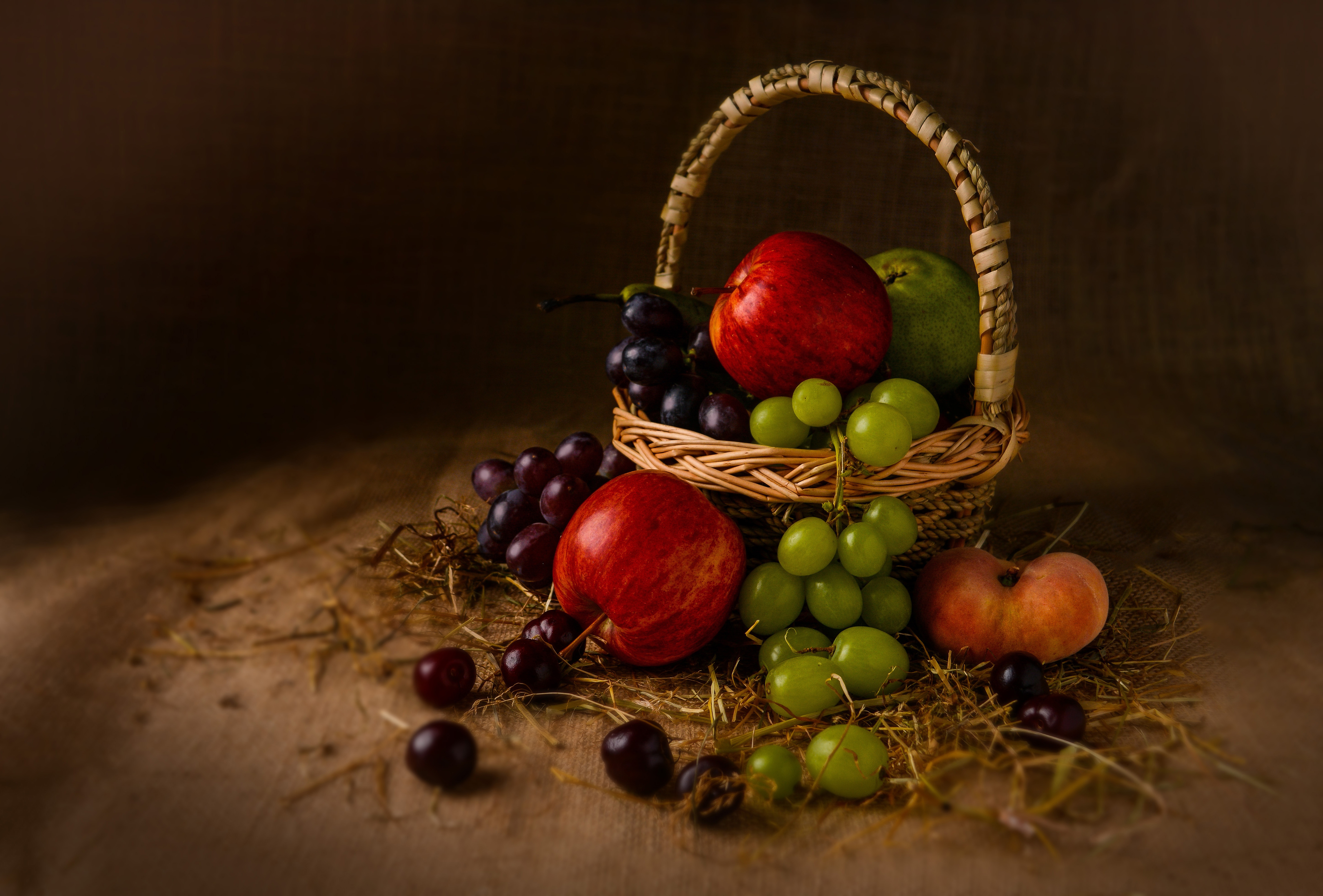 Натюрморт виноград и яблоки