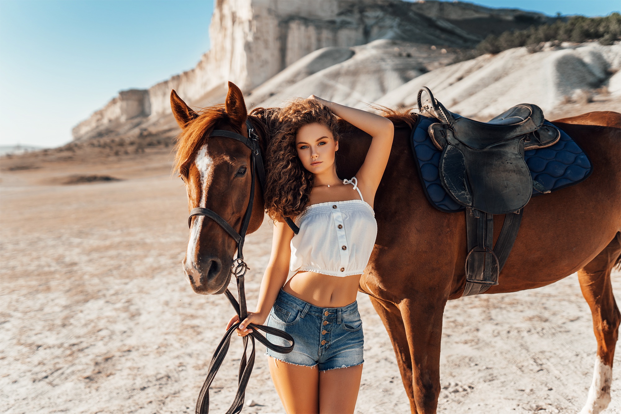 Девушка на лошади в горах