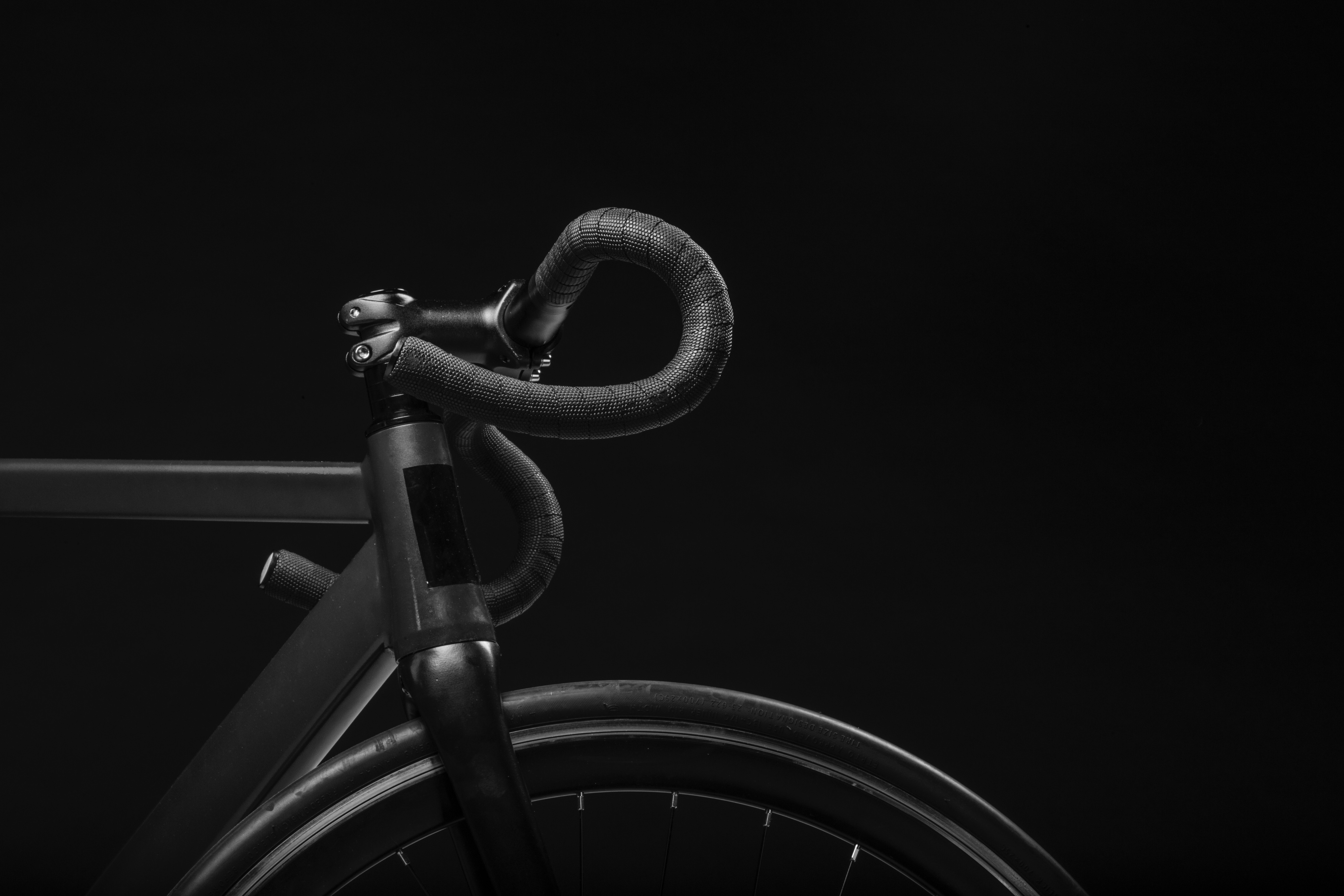 Велосипед на темном фоне