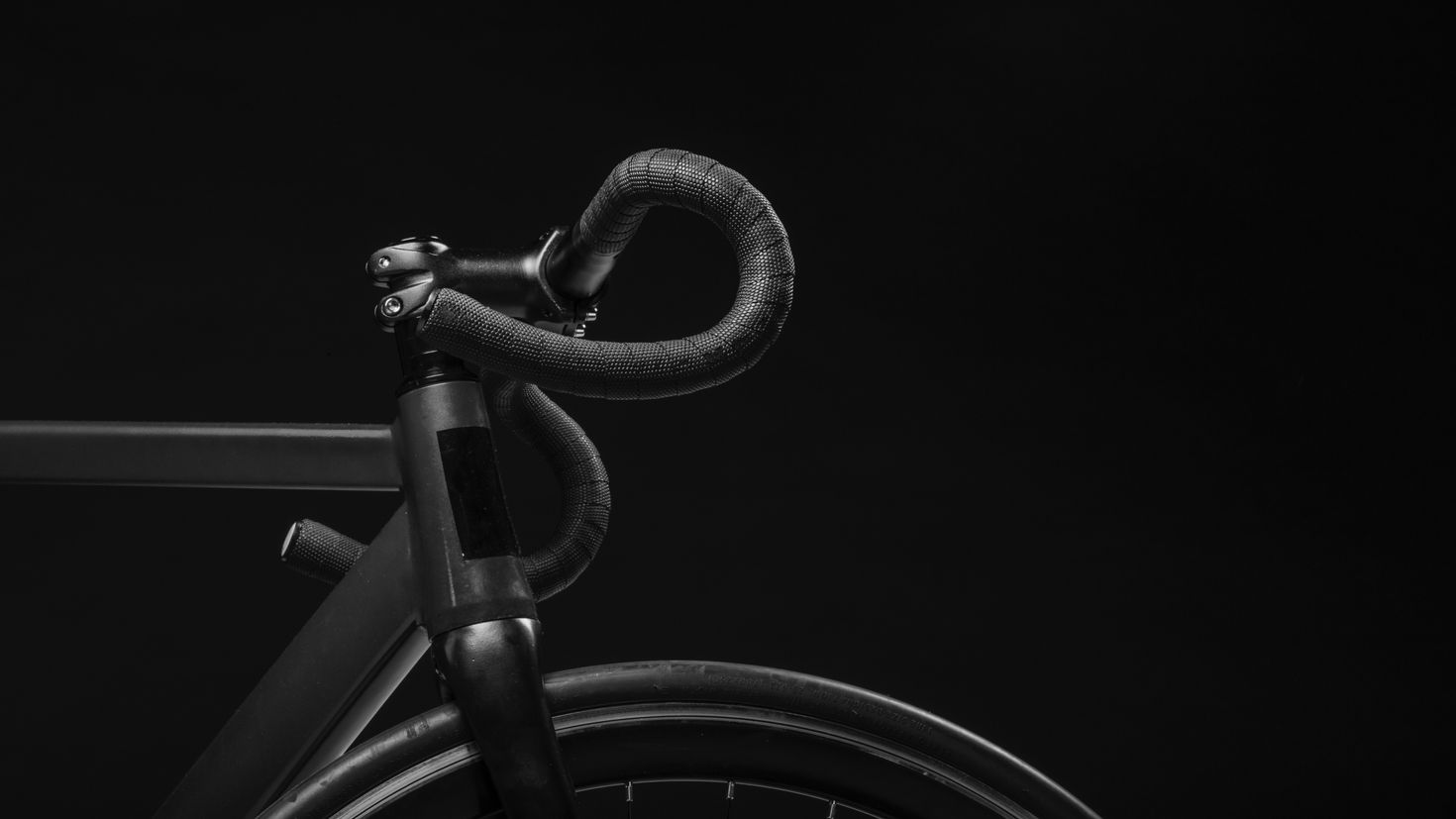 Велосипед на черном фоне