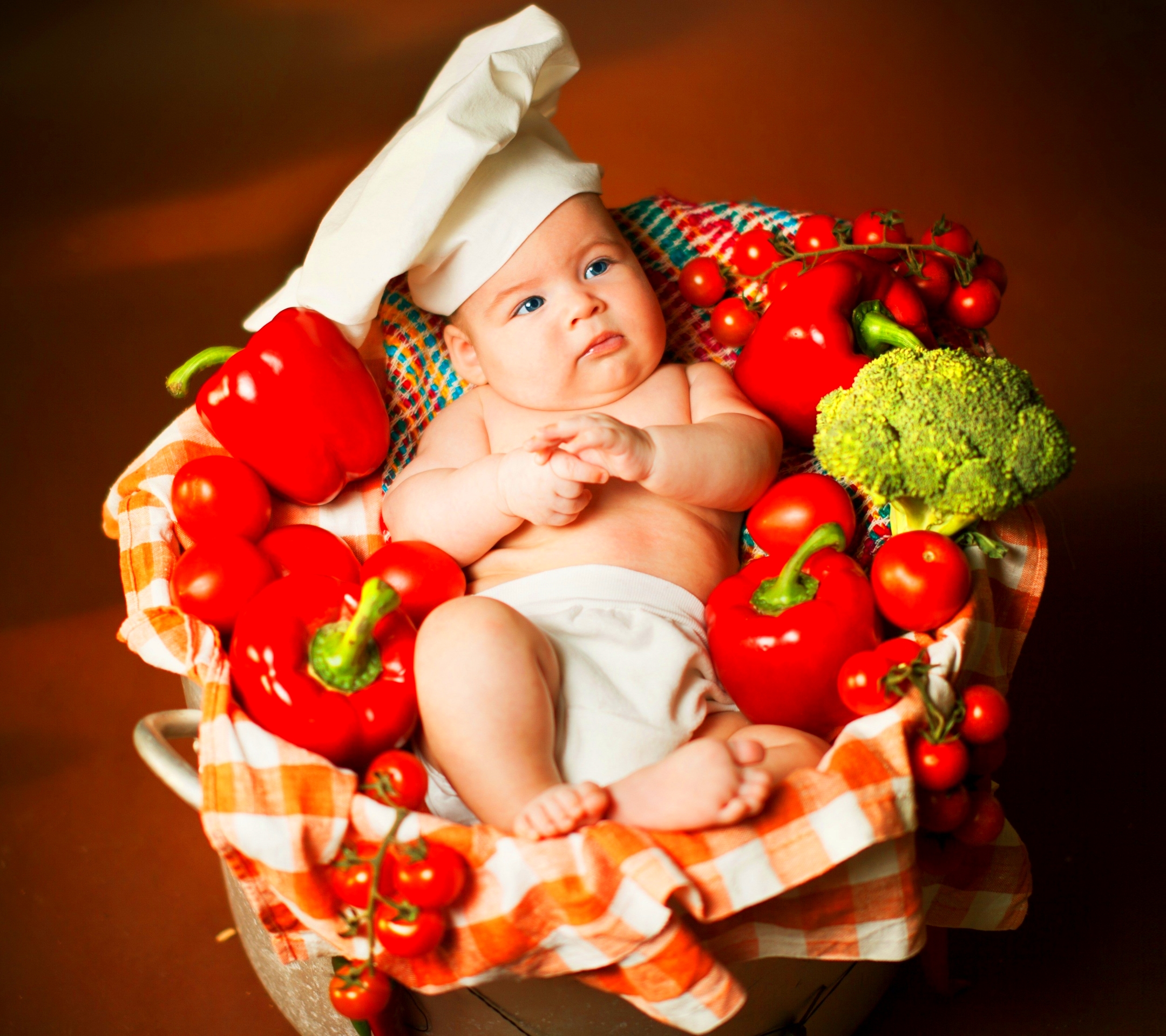 Фотосессия новорожденных с фруктами