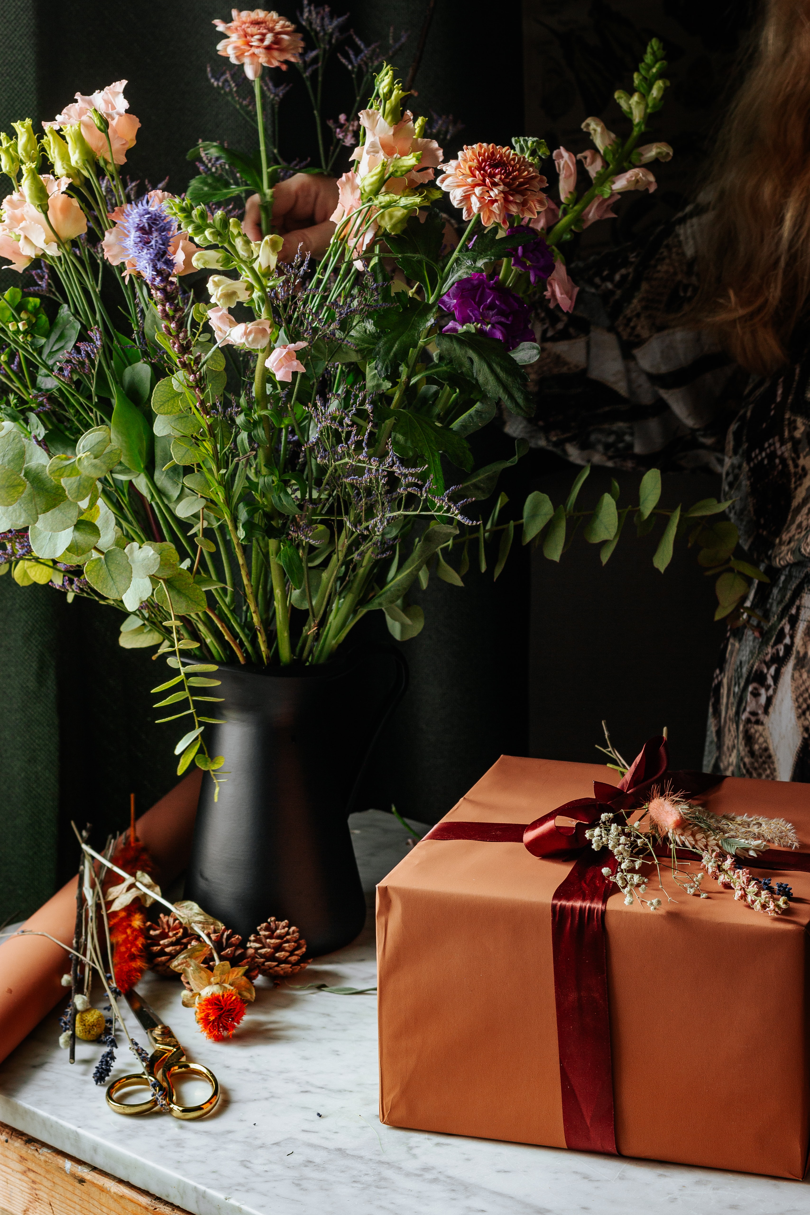 Laden Sie das Strauß, Box, Vorhanden, Geschenk, Bouquet, Blumen-Bild kostenlos auf Ihren PC-Desktop herunter