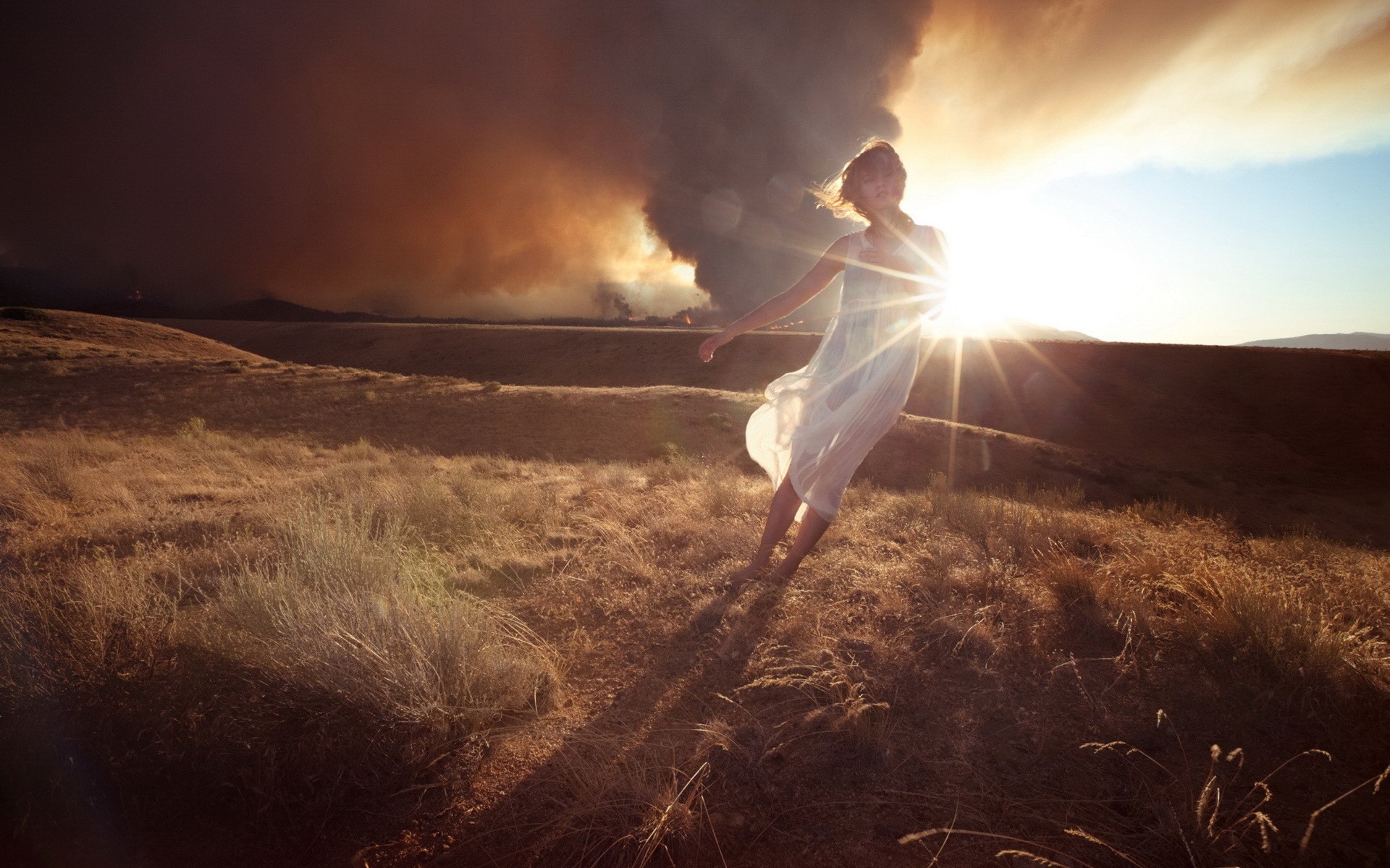 Гибнущий свет. Девушка в солнечных лучах. Девушка танцует в поле. Девушка в лучах солнца. Девушка бежит в поле.