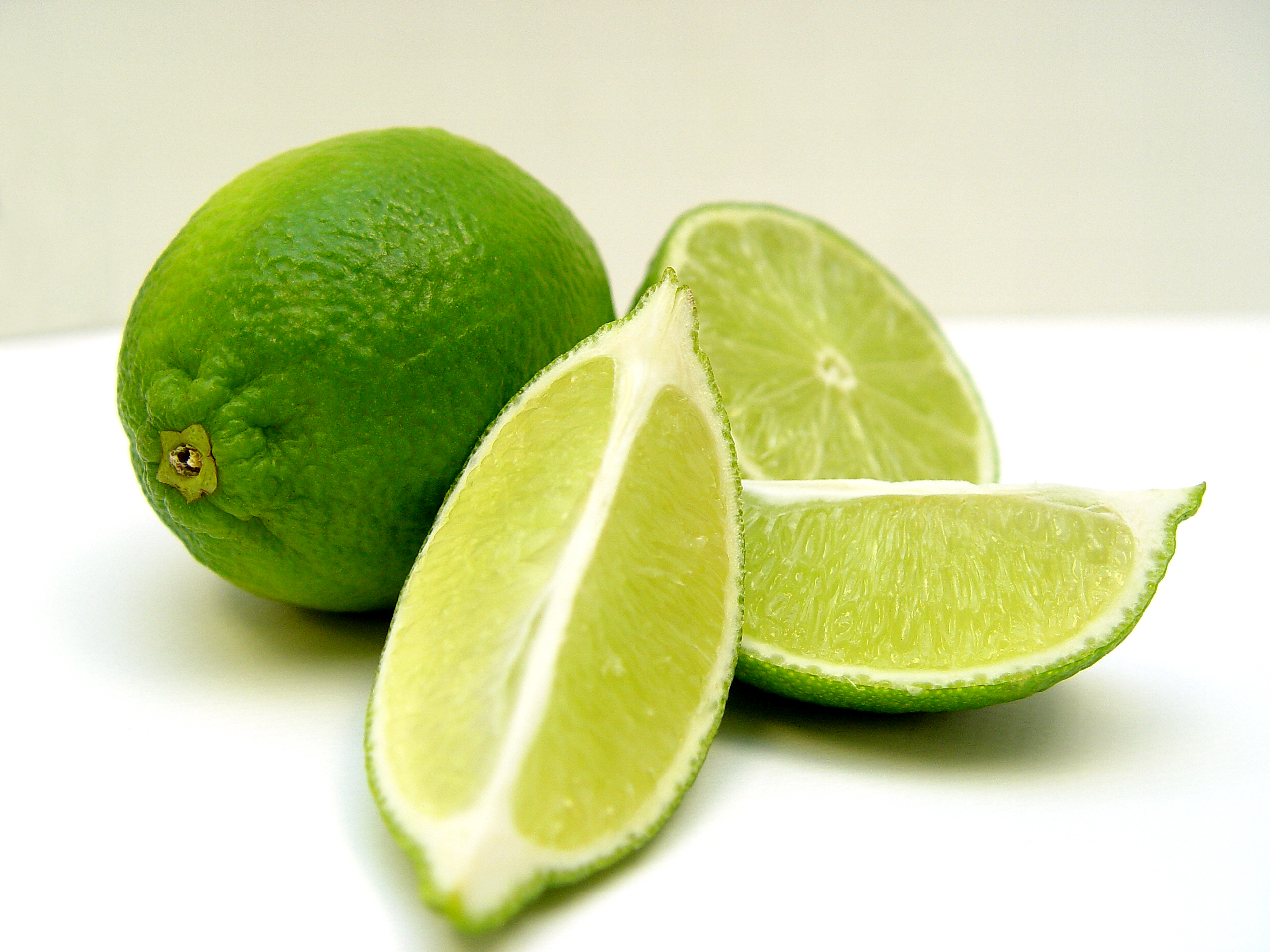 Лайм вакансии. Лайм и зеленый лимон. Лайм цитрус. Лайм фрукт. Кислые фрукты.