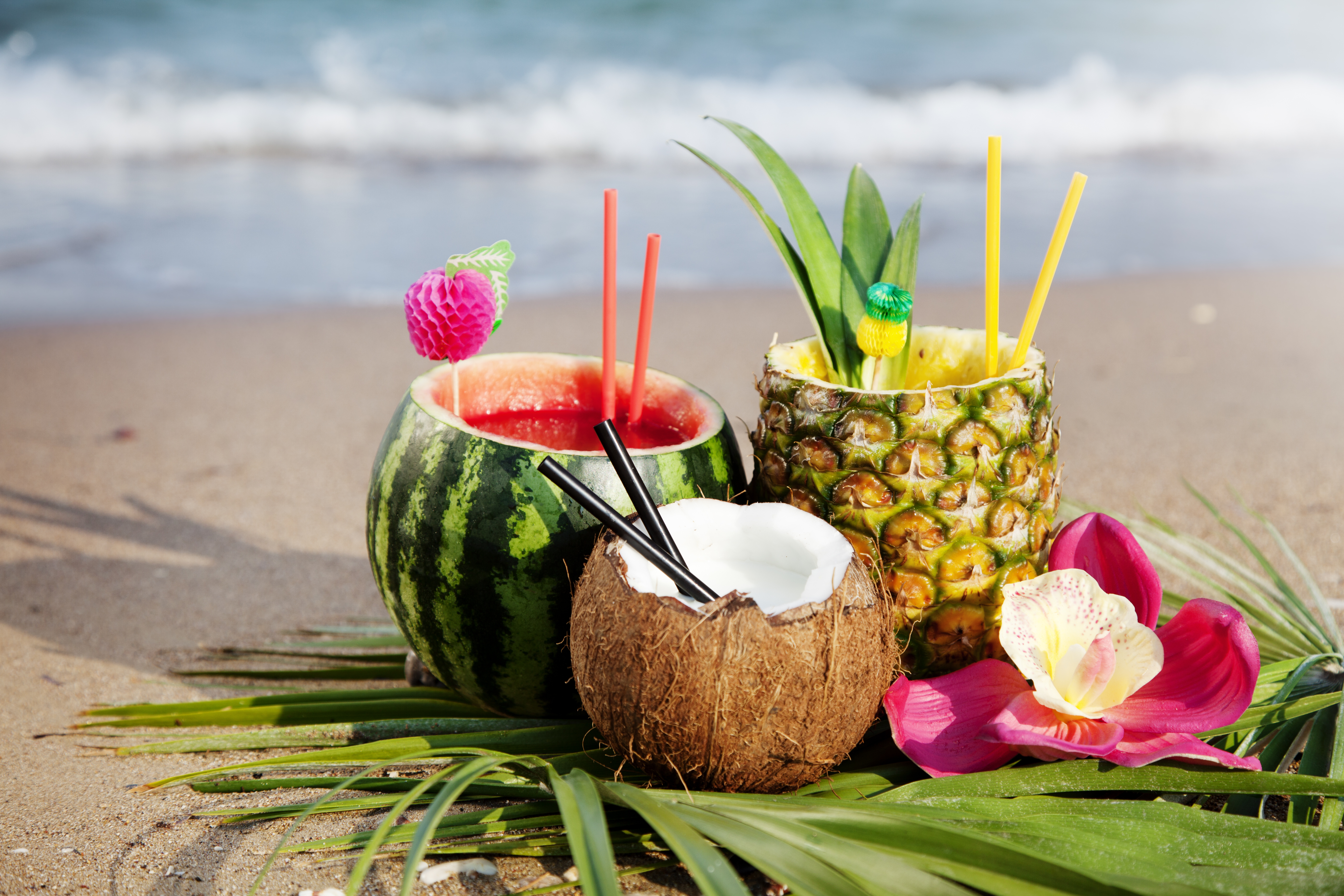 1526518 Bild herunterladen nahrungsmittel, cocktail, strand, kokosnuss, ananas, sommer, wassermelone - Hintergrundbilder und Bildschirmschoner kostenlos