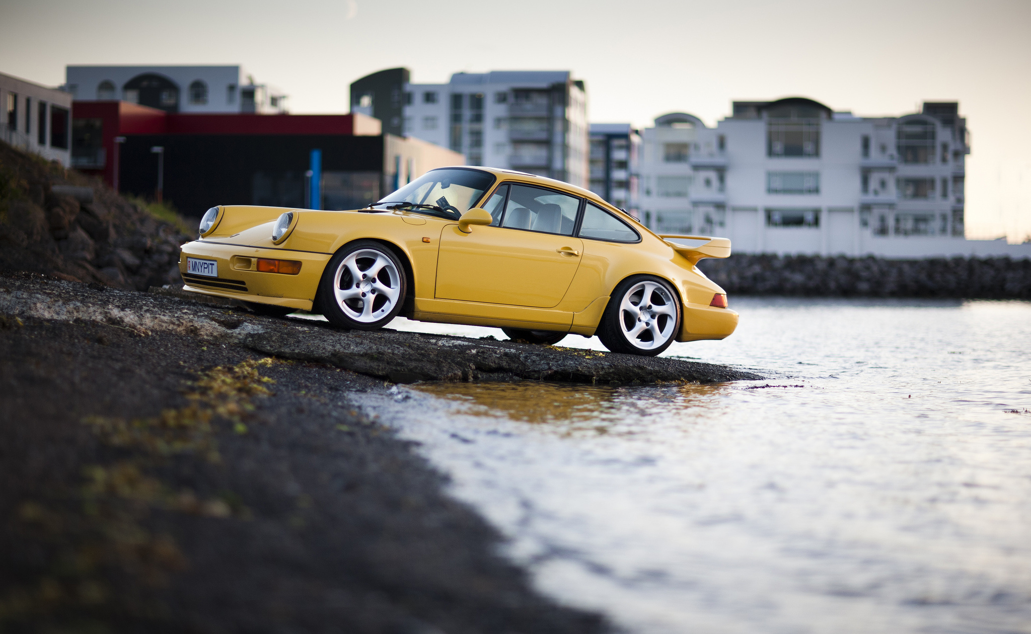 Скачать картинку Carrera 4, Supercharged, Желтая, Тачки (Cars), Porsche 911 в телефон бесплатно.