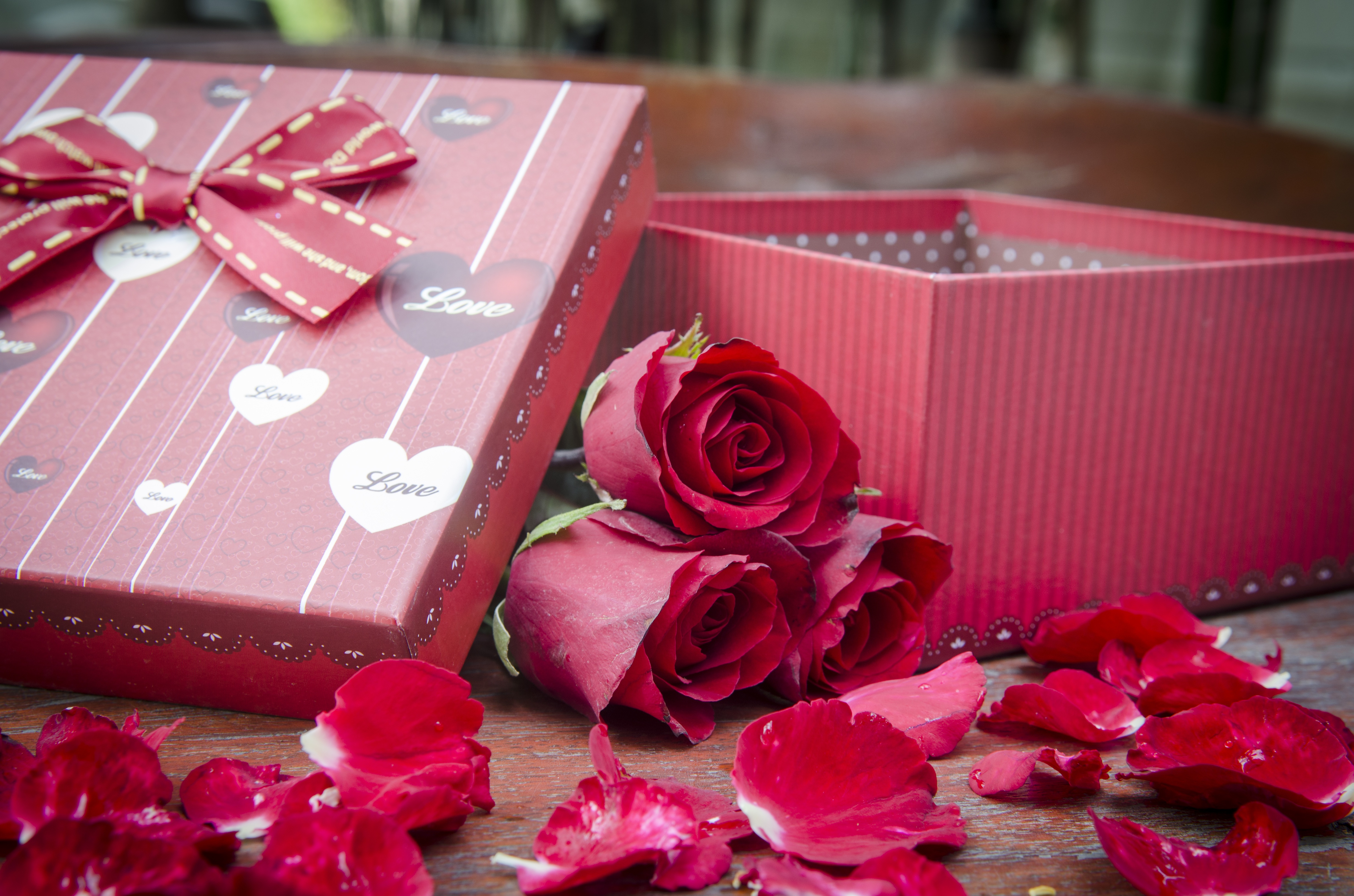 Цветы розовые и подарок