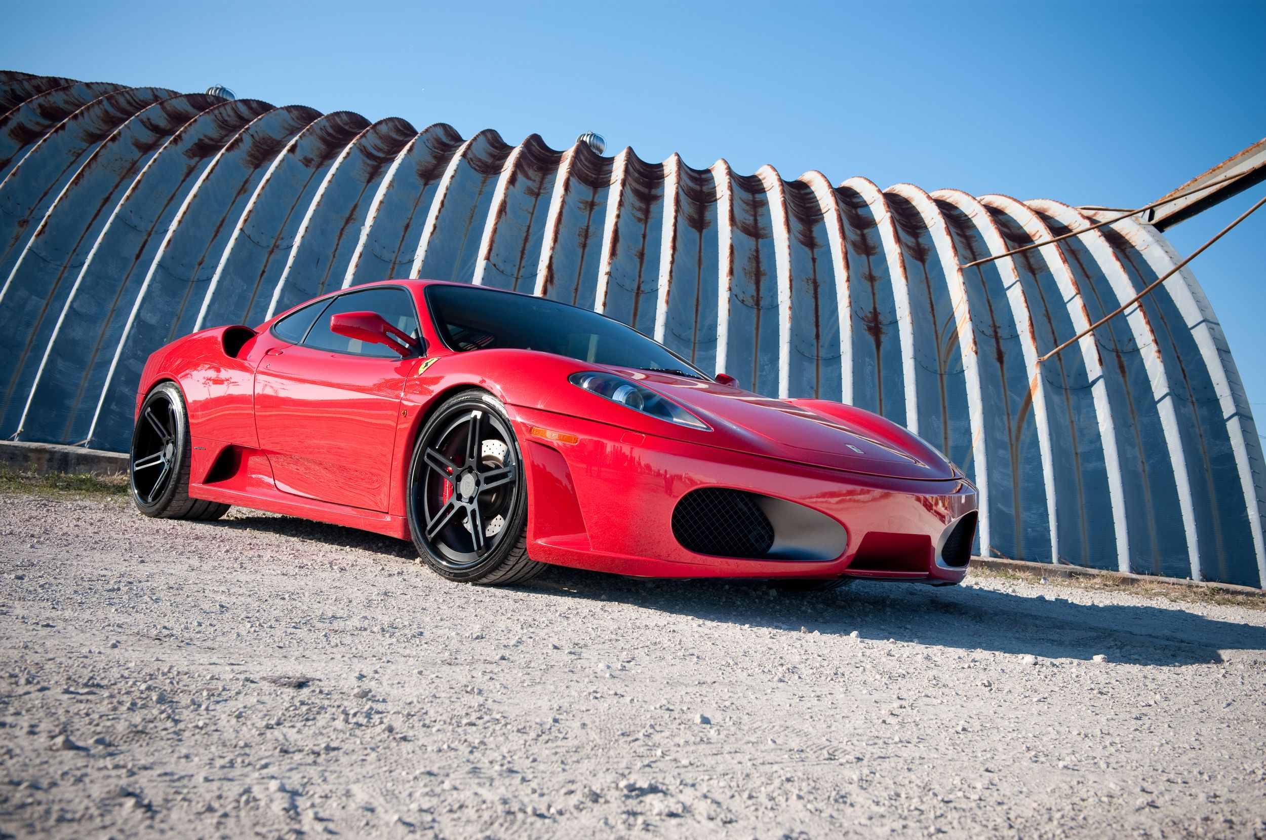 Ferrari f430 на фоне дома