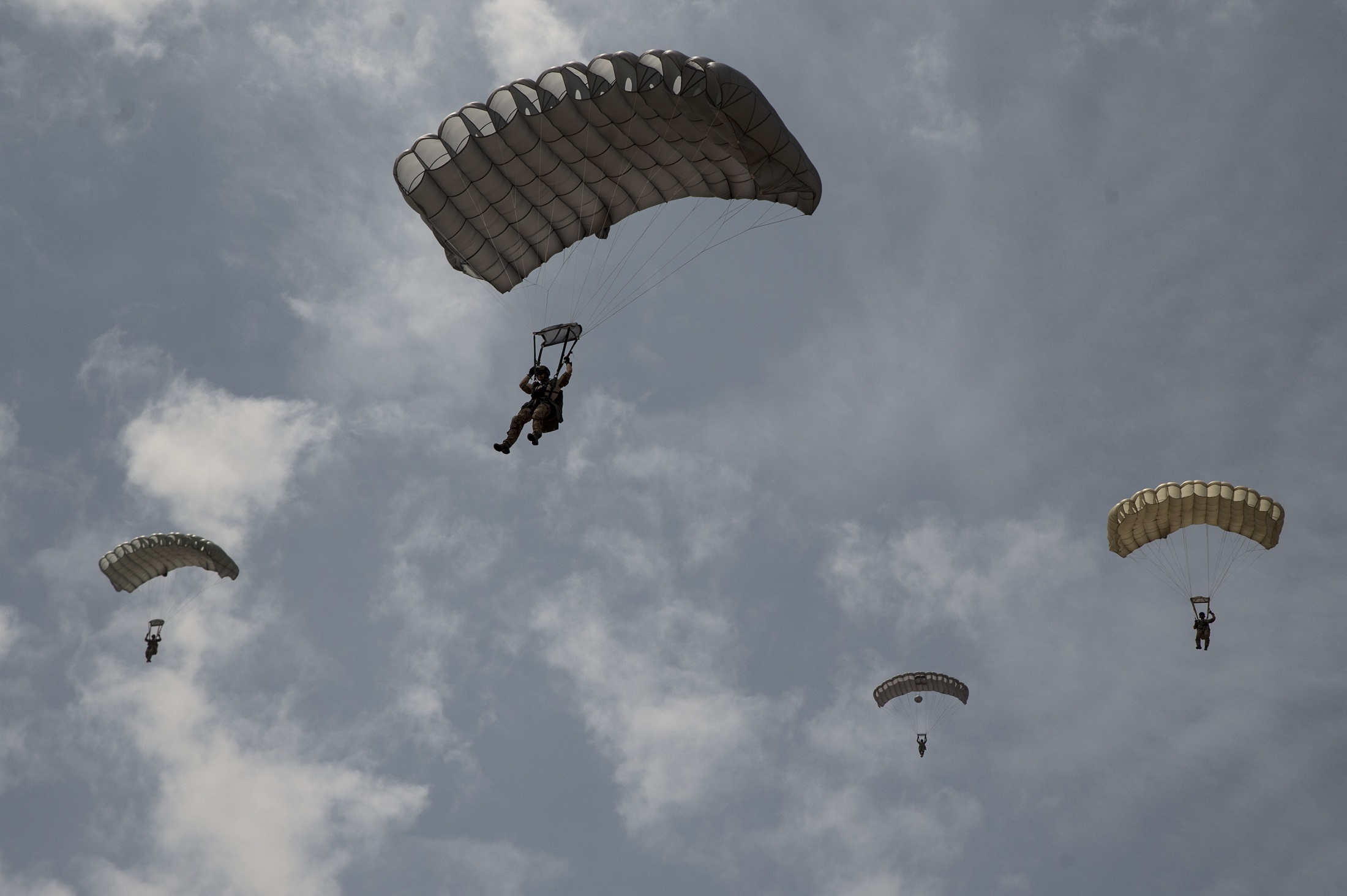 764378 télécharger l'image parachutiste, parachute, militaire, soldat - fonds d'écran et économiseurs d'écran gratuits