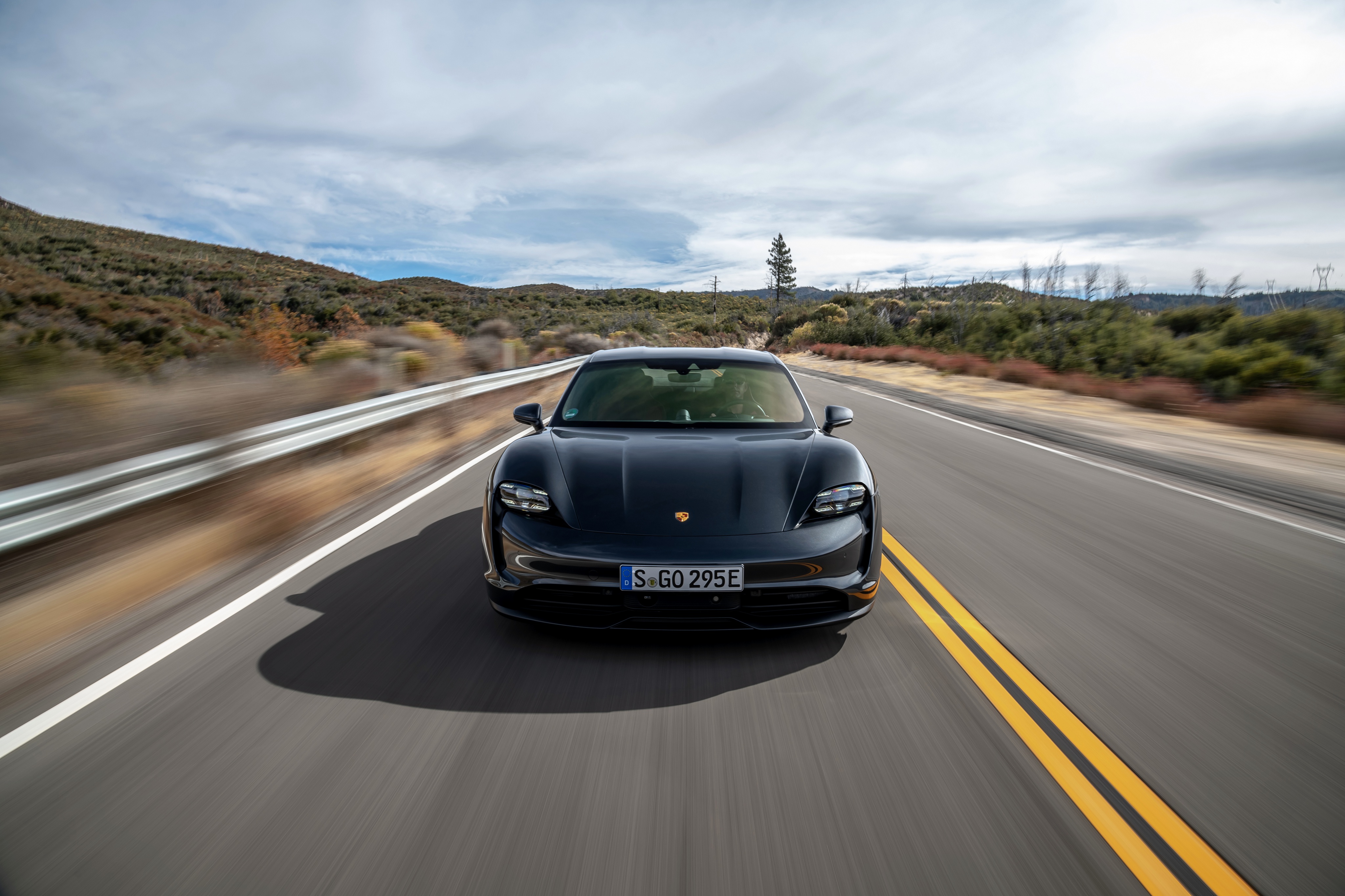 Porsche Taycan Turbo s черный