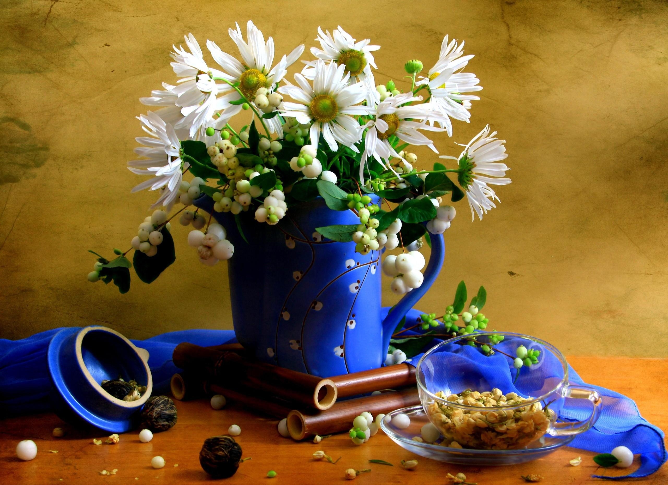 106002 завантажити картинку чай, ромашки, квіти, глечик, чашка, чаша, букет, шарф - шпалери і заставки безкоштовно