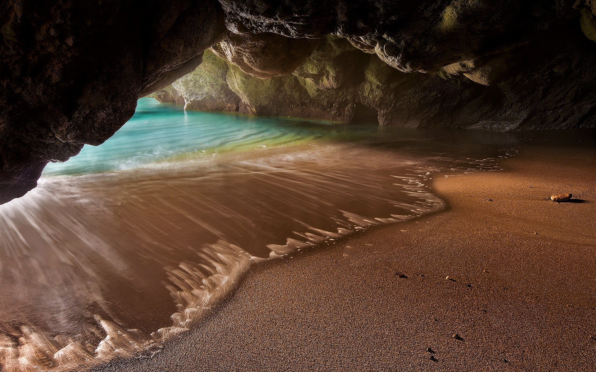 вид на море из пещеры