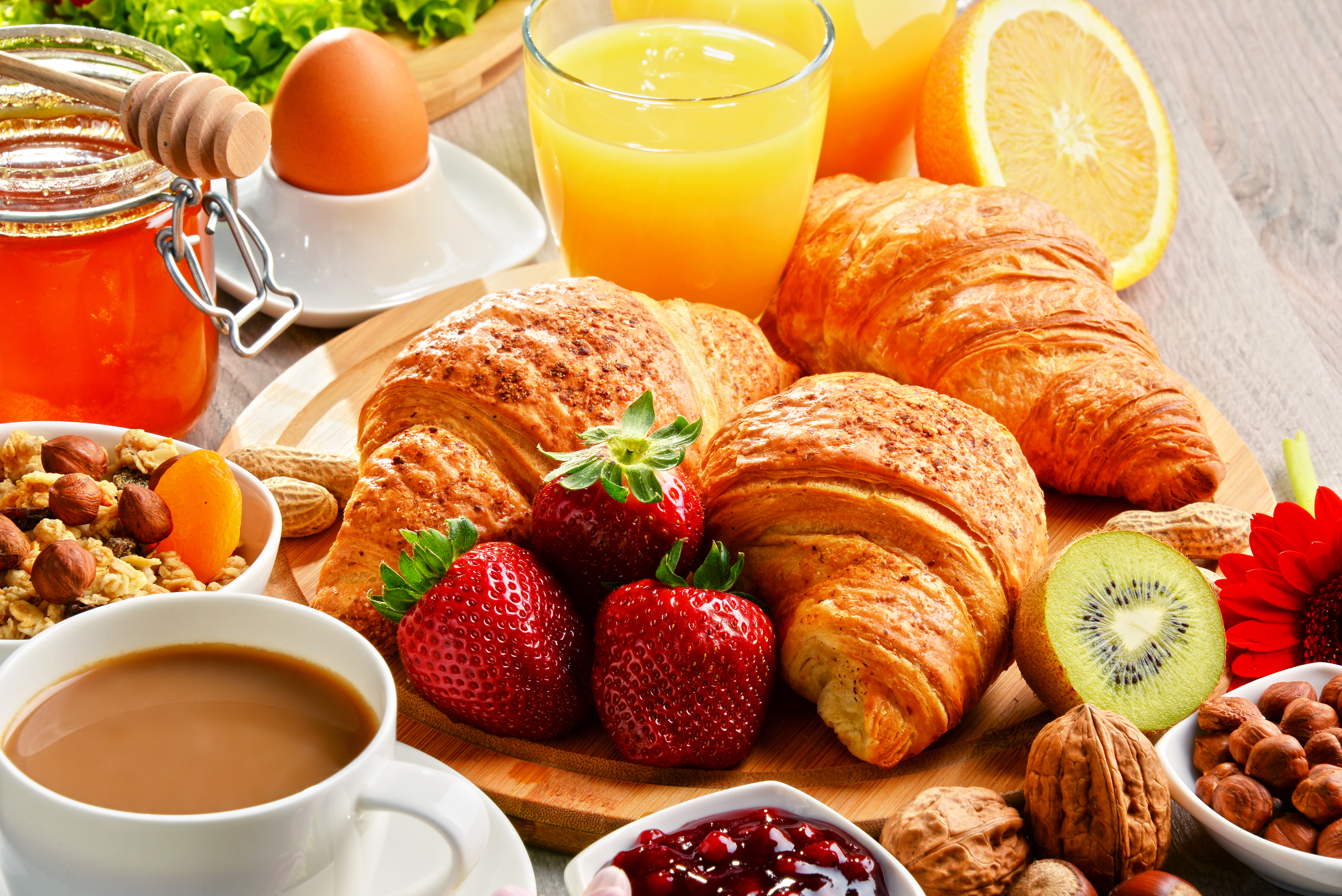 croissant, food, breakfast, coffee, fruit, juice, muesli, strawberry lock screen backgrounds