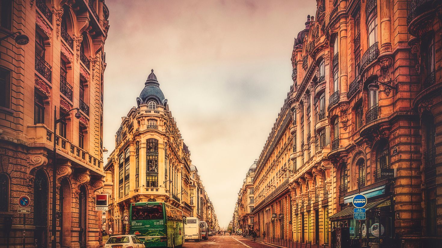 Old france. Франция Париж улочки. Париж архитектура улочки. Улица Эльдер Париж. Улицы Парижа Эстетика.