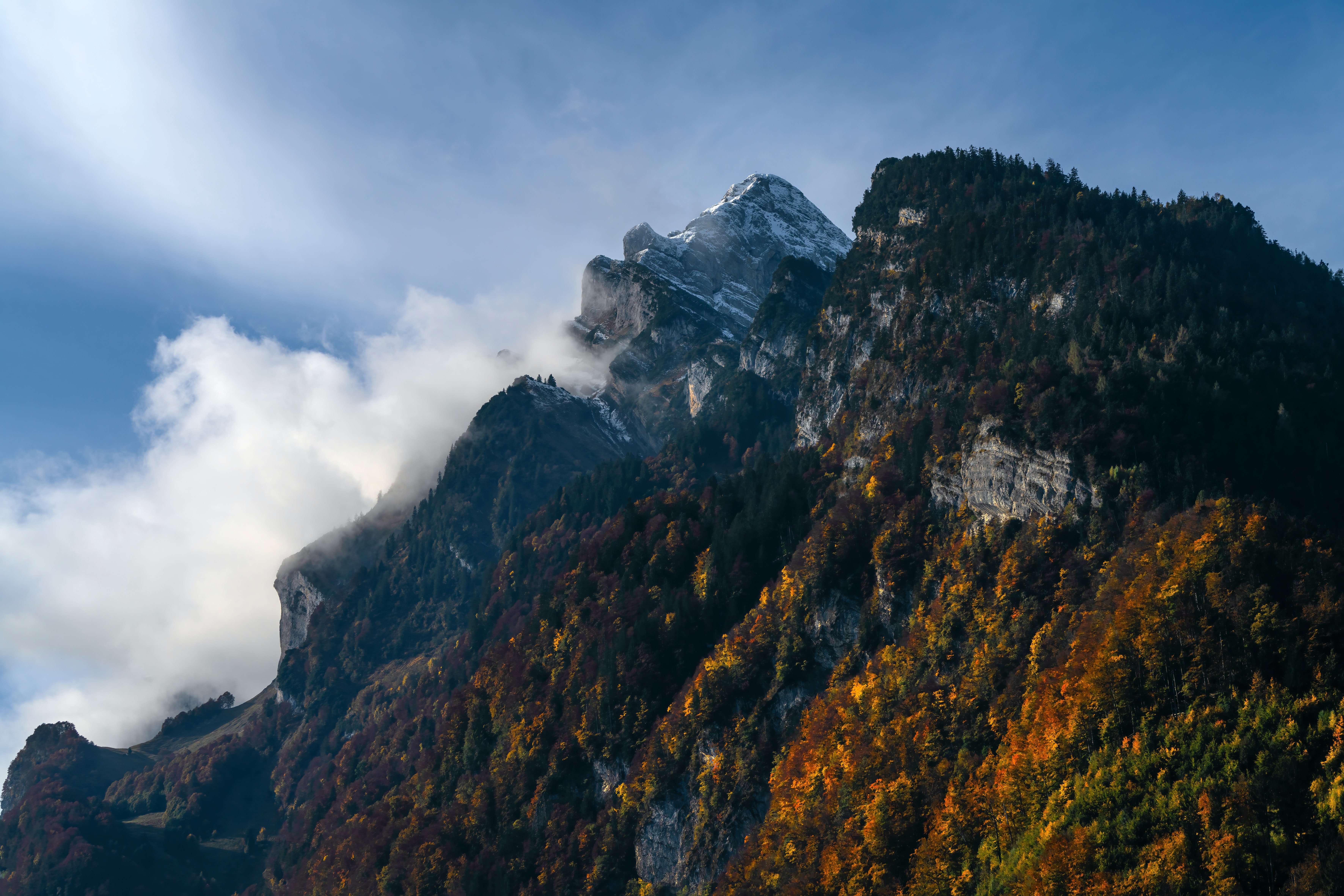 Handy-Wallpaper Natur, Bäume, Clouds, Felsen, Nebel, Mountains, Die Steine kostenlos herunterladen.