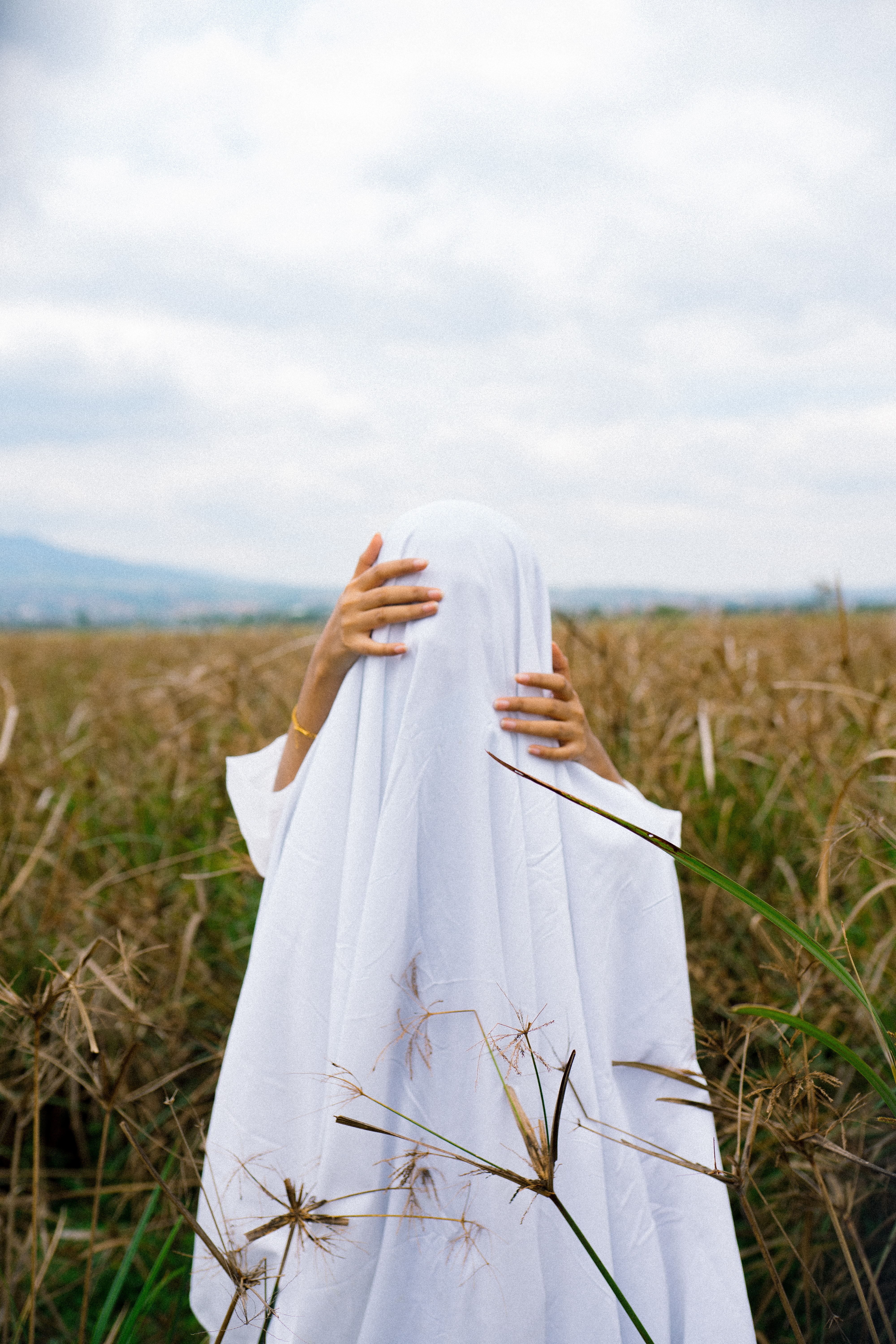Download mobile wallpaper Miscellaneous, Field, Cloth, Miscellanea, Person, Human, Hands, Anonymous for free.