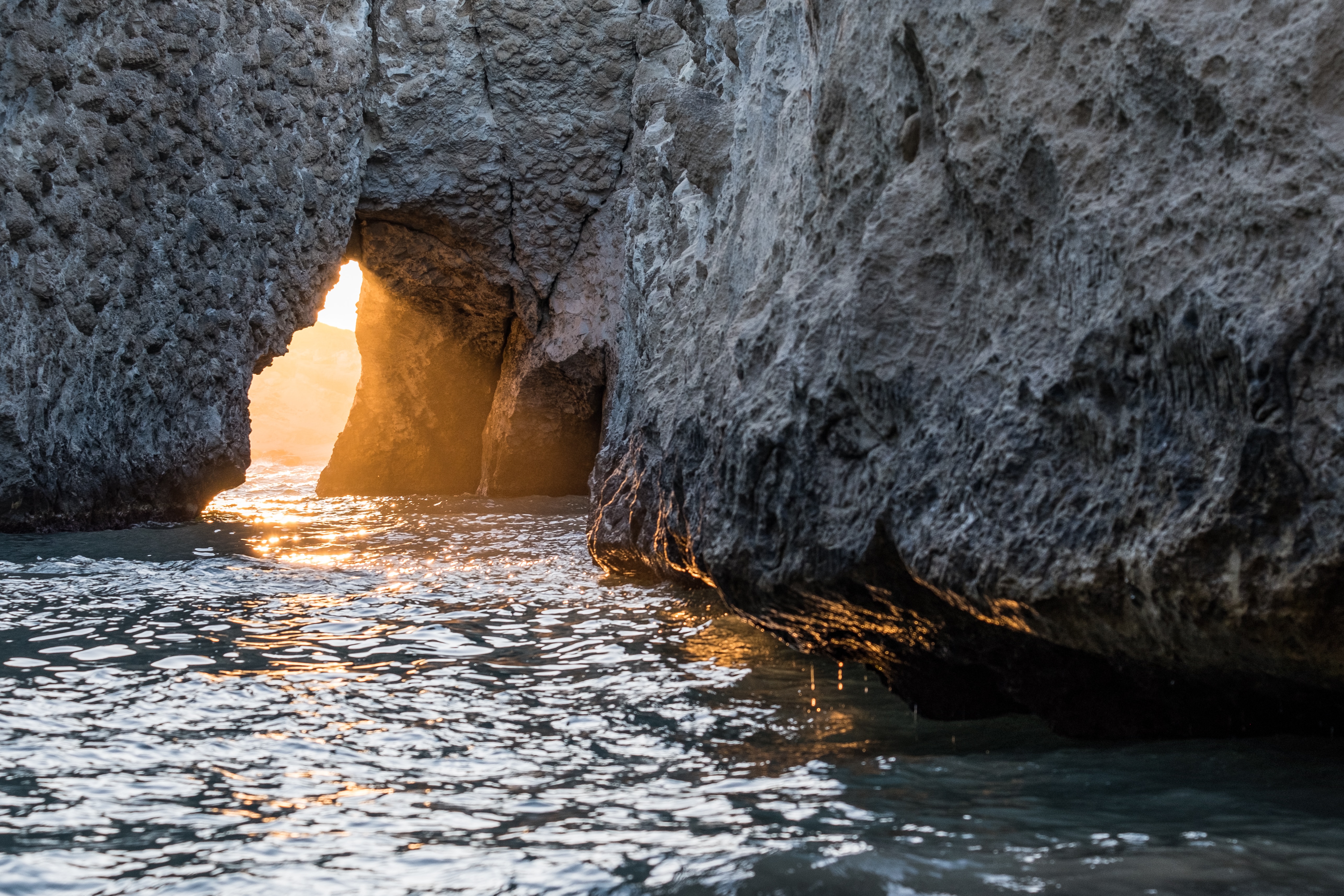 80634 скачать обои пещера, природа, вода, море, скала, солнечный свет - заставки и картинки бесплатно