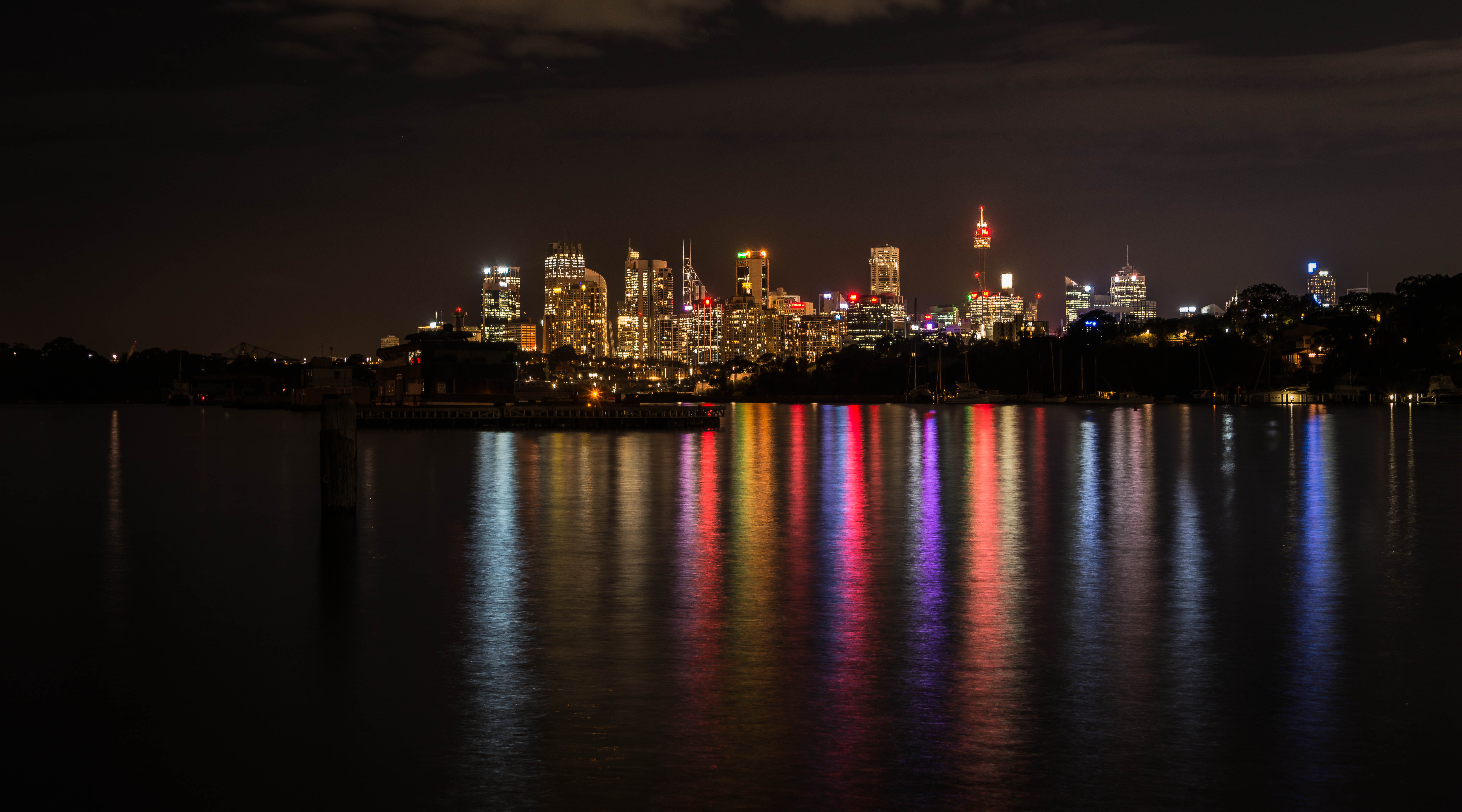 PCデスクトップに都市, 水, ライト, 反射, ナイトシティ, 夜の街画像を無料でダウンロード