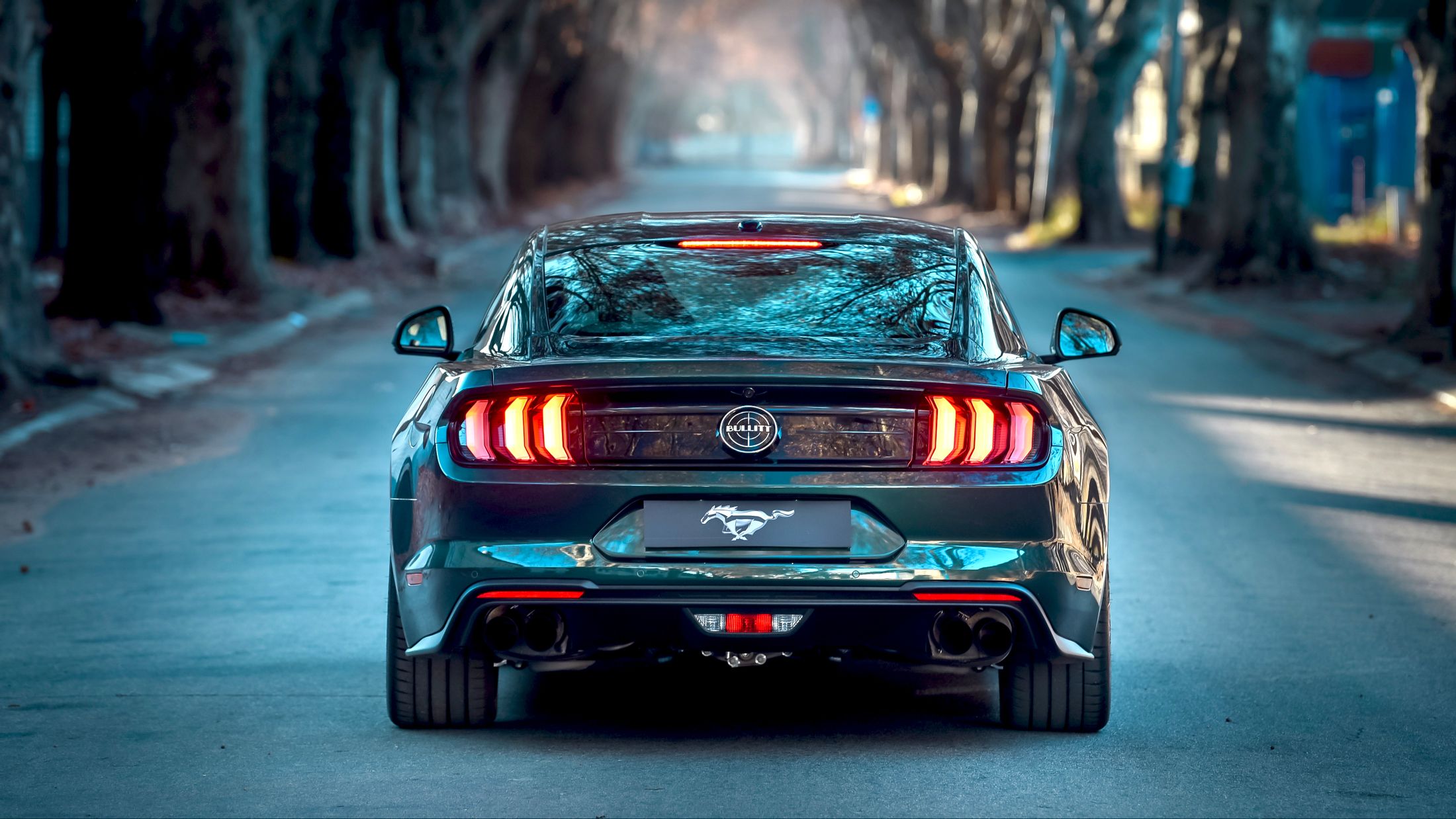 Ford Mustang на черном фоне