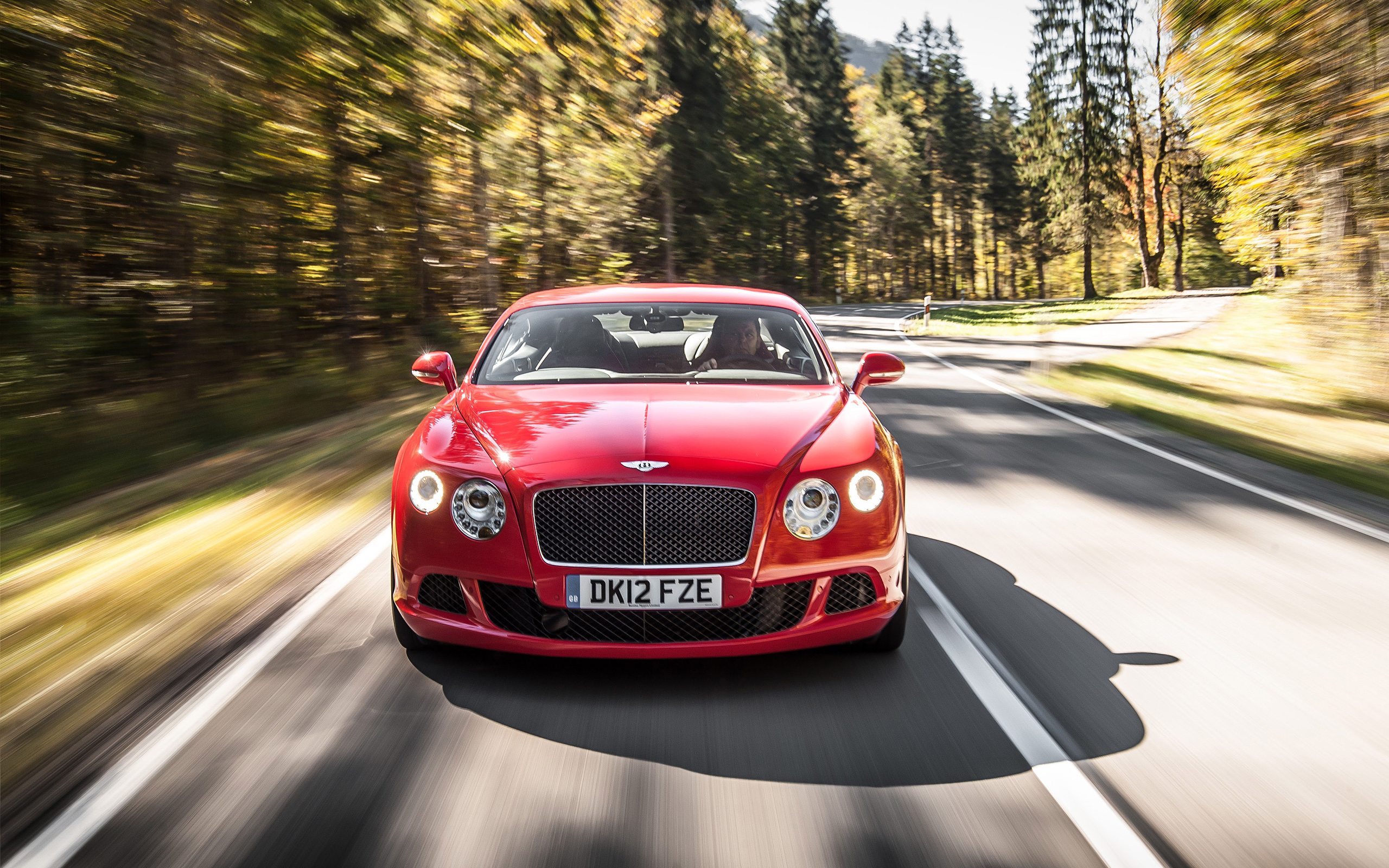 Bentley Continental красная