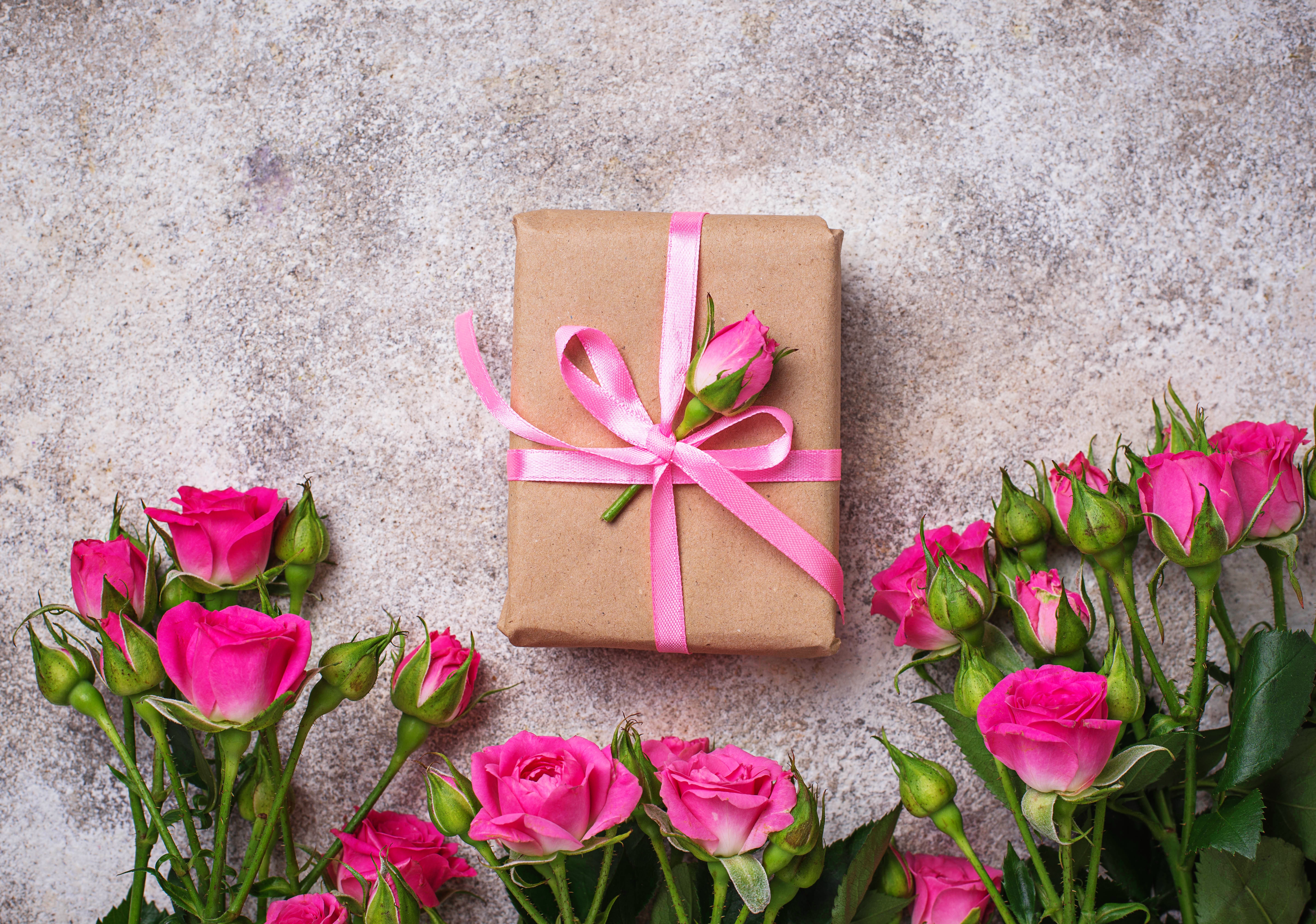 Цветы и коробка с подарком