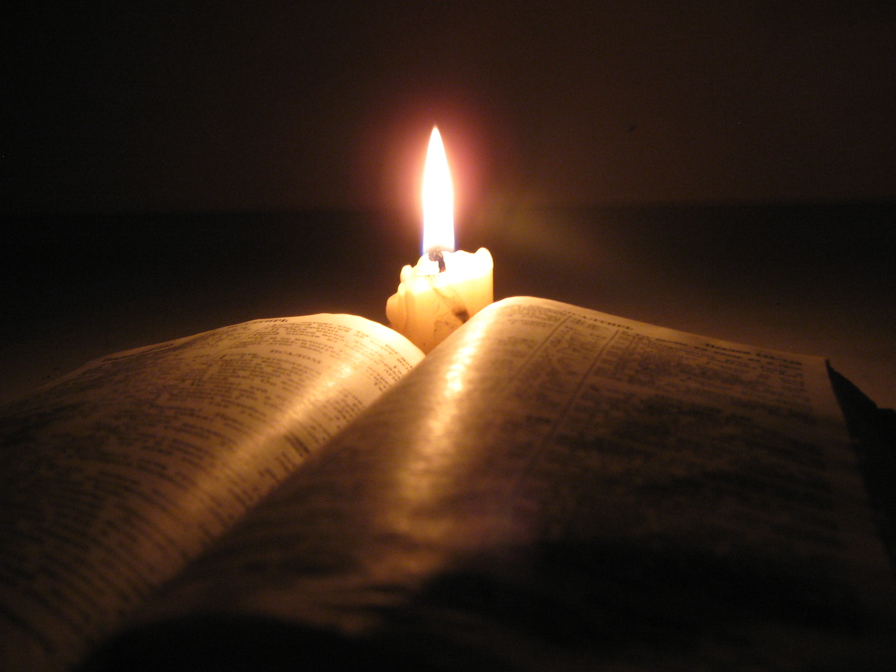Свет слова божьего. Горящая свеча. Свеча картинка. Свеча на темном фоне. Библия и свеча.