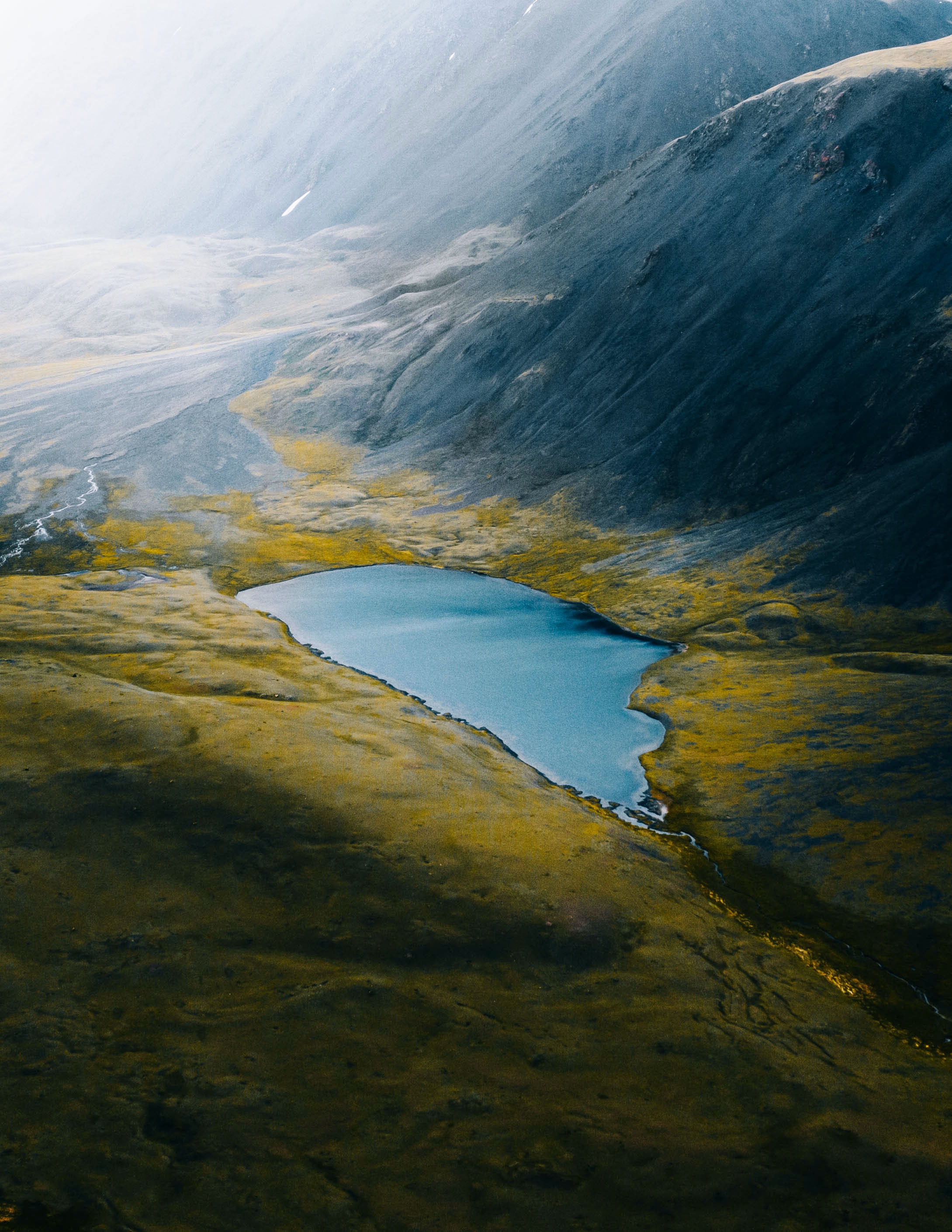 Descarga gratis la imagen Naturaleza, Montañas, Las Rocas, Rocas, Lago, Niebla, Alivio en el escritorio de tu PC