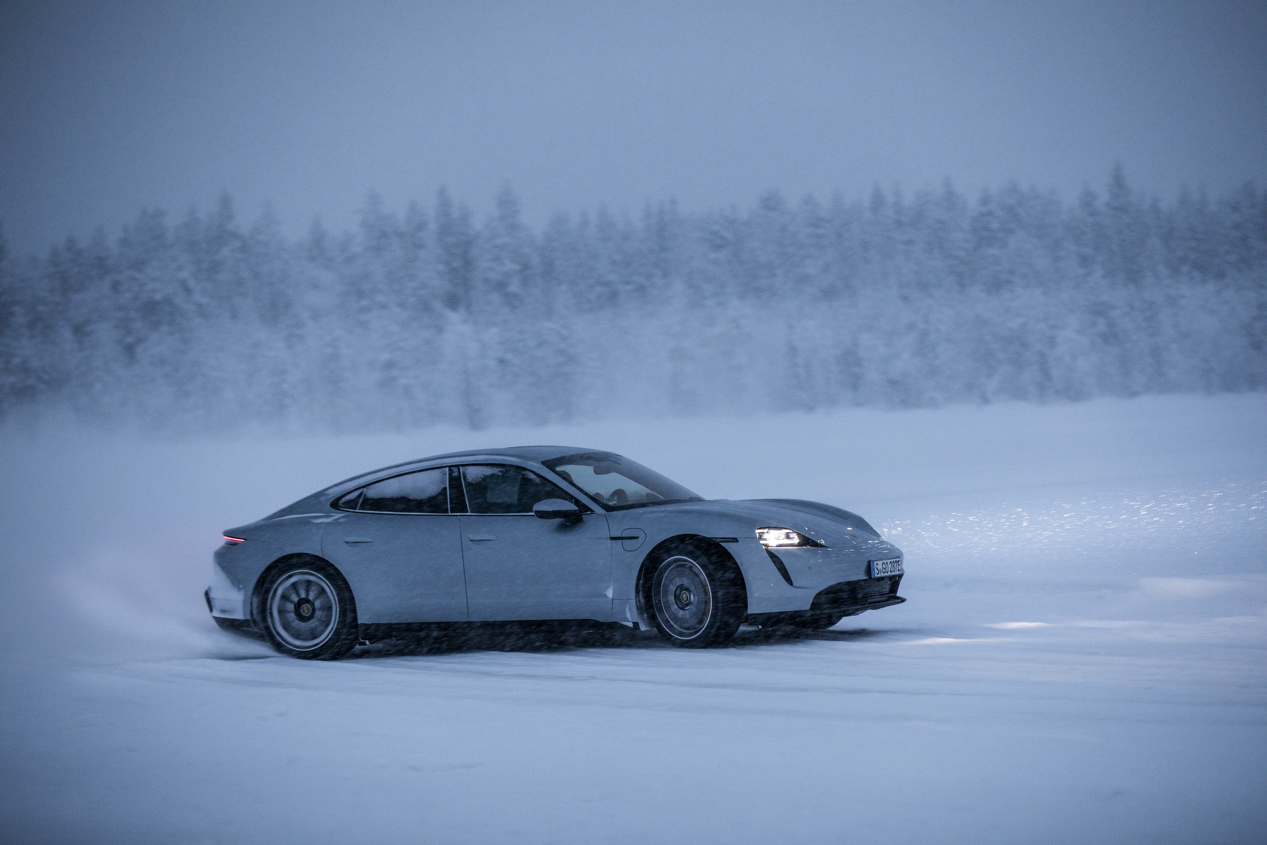 Porsche 911 Winter Snow вертикально